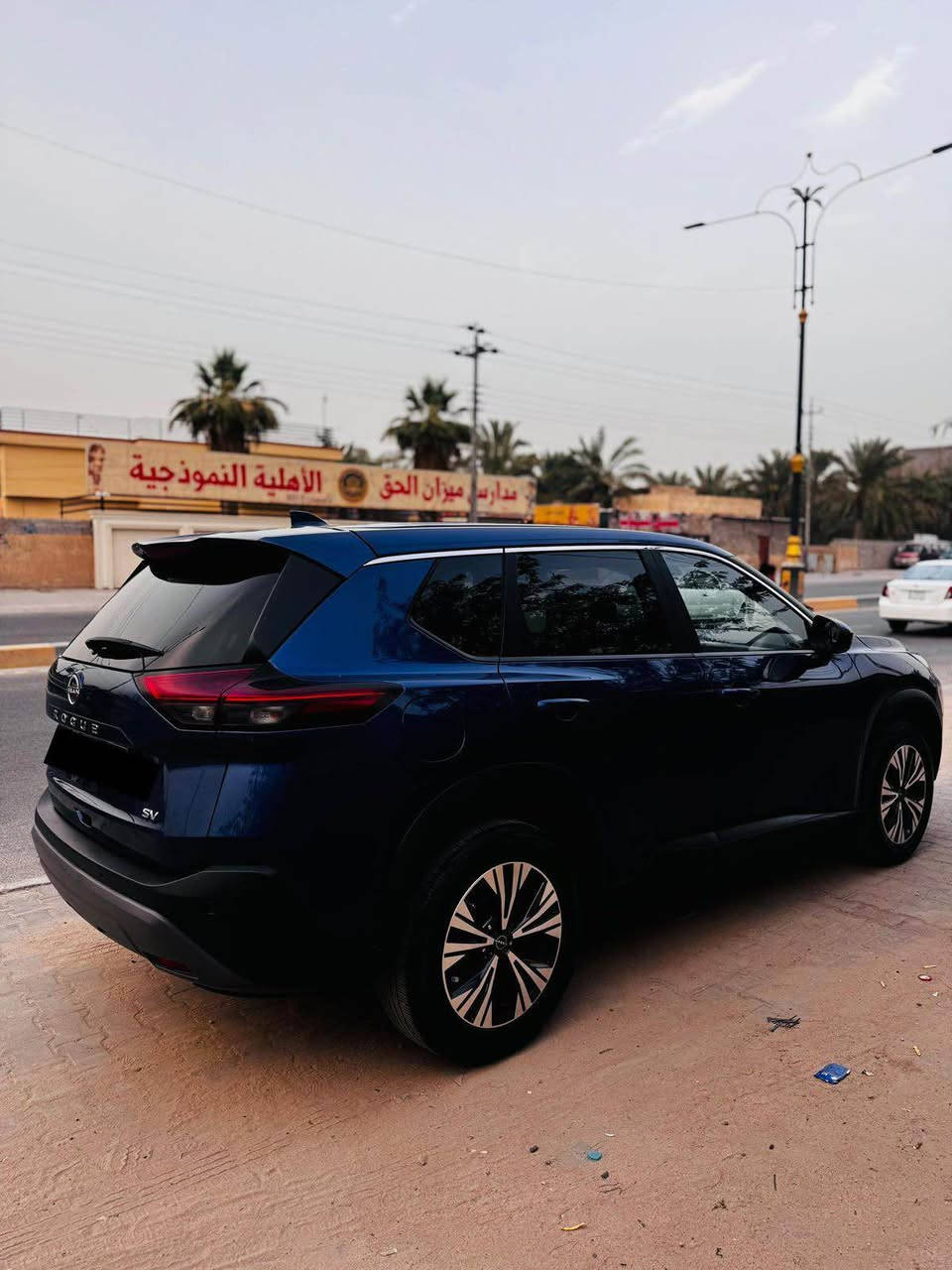 نيسان روج فول مواصفات ماعدا البانوراما مكفولة حادثها فقط بامريكا وهو الدعامية 
محرك 1500 تيربو 3 سلندر 
قوة 201 حصان 
عزم 225 قدم
* شاشة معلومات وترفيه 
* Apple CarPlay و Android Auto
* كاميرا 360
* تشغيل بصمة
* شحن لاسلكي
أنظمة أمان قوية 
* فرملة طوارئ تلقائية
* تحذير النقطة العمياء
* المحافظة على المسار
* رادار أمامي
* 3 انظمة للقيادة
* حساسات أمامية وخلفية 
عزل ممتاز 
صرفية ممتازة 
ناعمة بالسواقة
شاشه قياس 8 انج
للتواصل واتساب/ ***********
السعر 165$ البصرة, العراق
