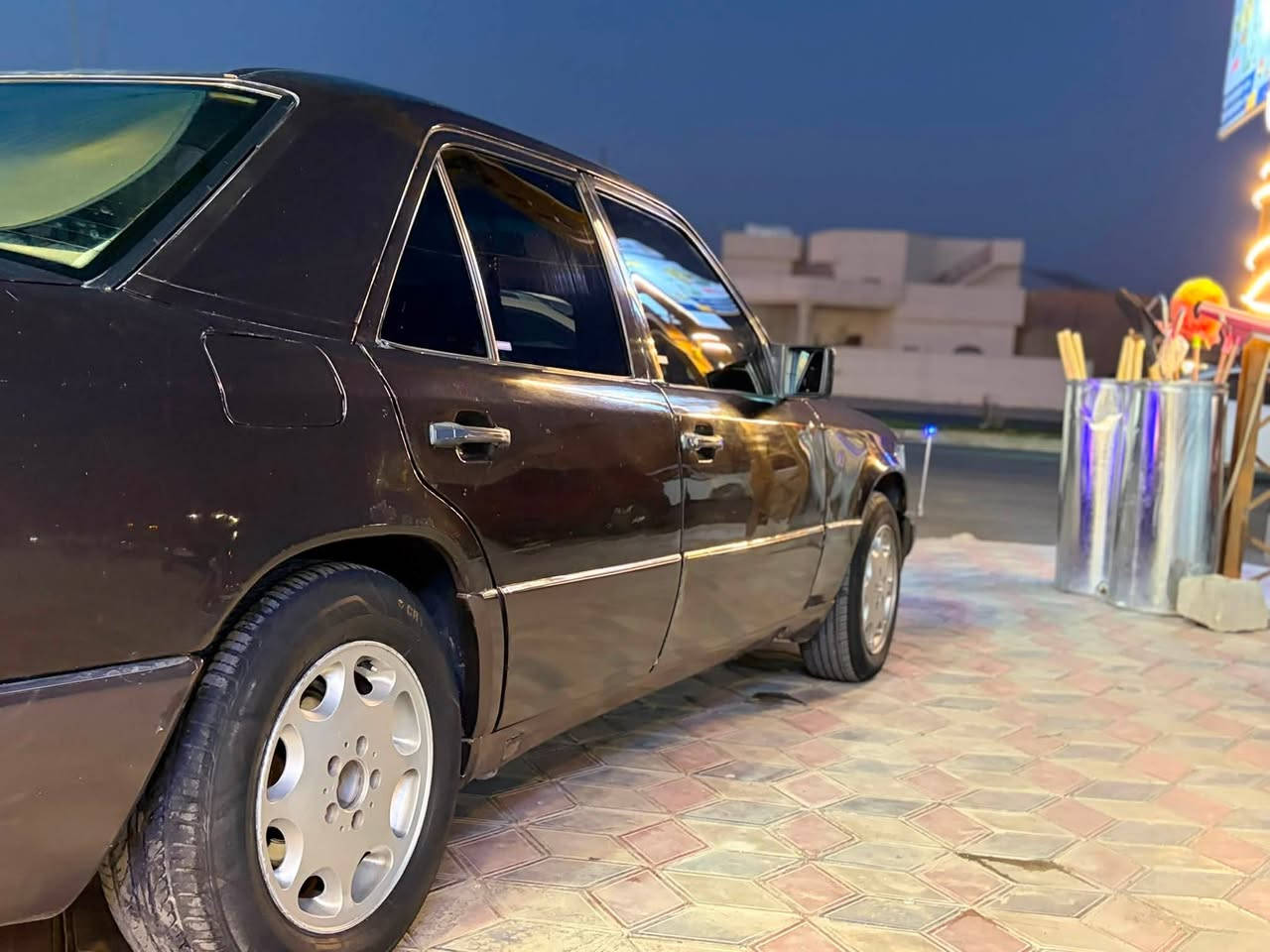مارسدس دب 300 موديل 90 محور بطة
كير محرك شرط
صدر جديد باتري جديد كهربائيات كاملة 
تبريد ثلاجة
سيارة الحمدلله والشكر متفشل وقوية حيل واكثرهه بلادية 
بيهه بداية چلح بالقمارة خفيف كلش 
بيهه نواقص حيل قليلة يتطلع عليهه المشتري 
سعرهه 50 وبيهه مجال 
رقم صلاح الدين دولي شرط التحويل 
مكانها تكريت 
*********** 
البيع فقط
