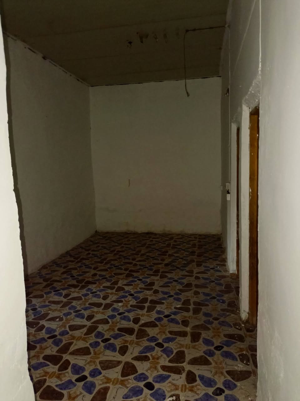 دار للبيع حي الجوادين مقابيل مجمع حي الجوادين يبعد عن الشارع العام 100م  (مساحة البيت 230متر )
يحتوي على غرفتين نوم 5في4 
وصاله جبيره ومطبخ جبير
واستقبال 6في4
وصحيات داخلية وخارجية

***********
***********
دار للبيع حي الجوادين مقابيل مجمع حي الجوادين يبعد عن الشارع العام 100م  (مساحة البيت 230متر )
