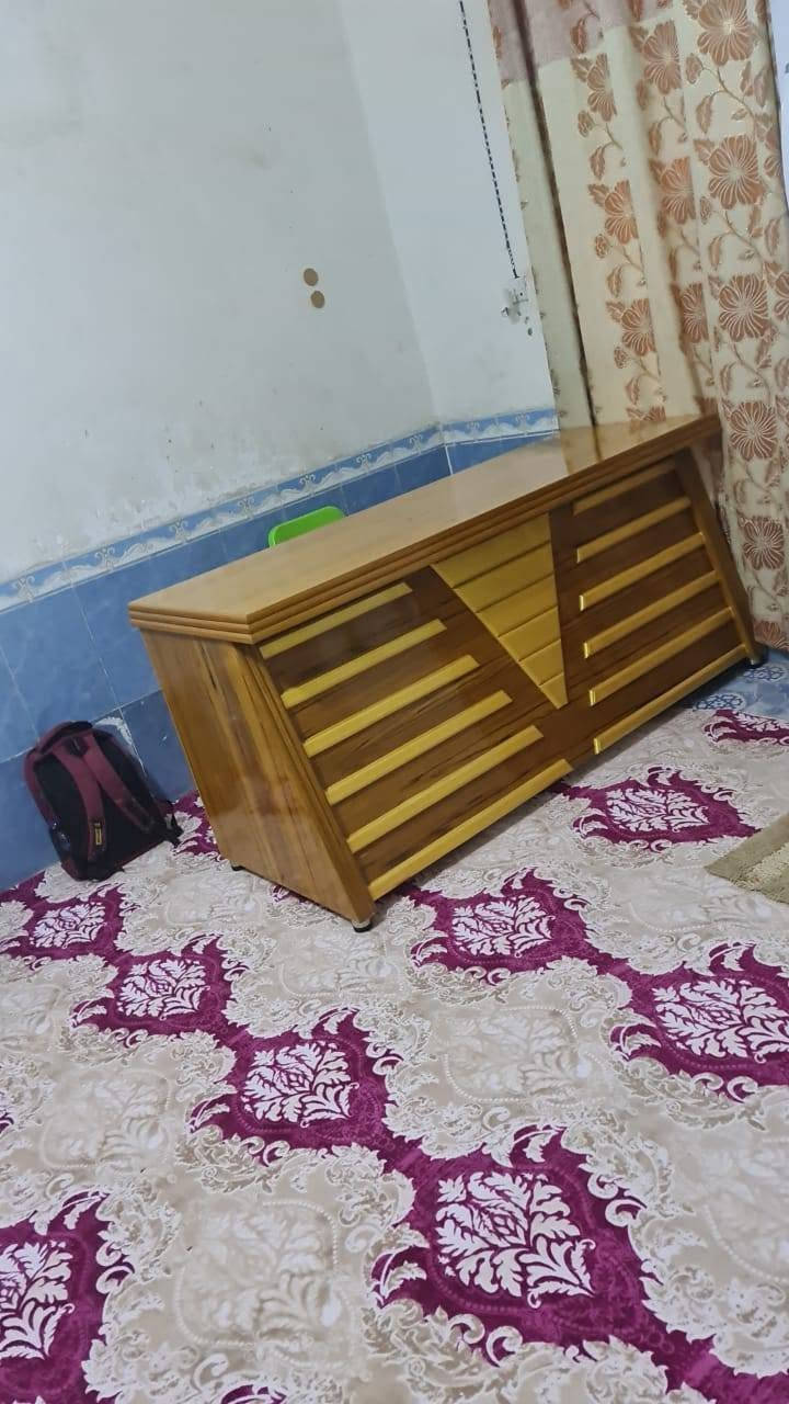 ميز مكتب مستخدم قليل شغل عراقي تسكام يصير لطلاب يدرسون علي او يصير مكتب مبيعات للبيع ***********
