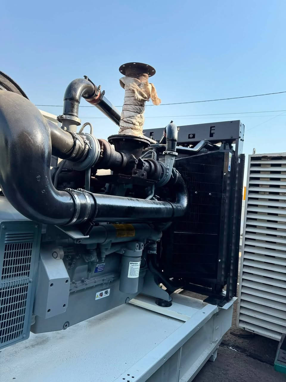 السلام عليكم ‏للبيع مولدة بيركز  (((625 KVA ))) حجم2800 دبل سوبر   إنكليزي أصلي
ماممفتوح شرط 
ساعات العمل8000
وارد برطانيا 
سلندر 6 
يشيل حمل1500 مرتاح 
توليد ستانفور625 كيفي برطاني 
يوجد كاتم كتم الصوت المولده 100/100 و 100/80 
للتواصل :
‏‭***********‬
عنوان / أربيل /صناعة الجنوبية /كراج الحاج وفاء العوفه
