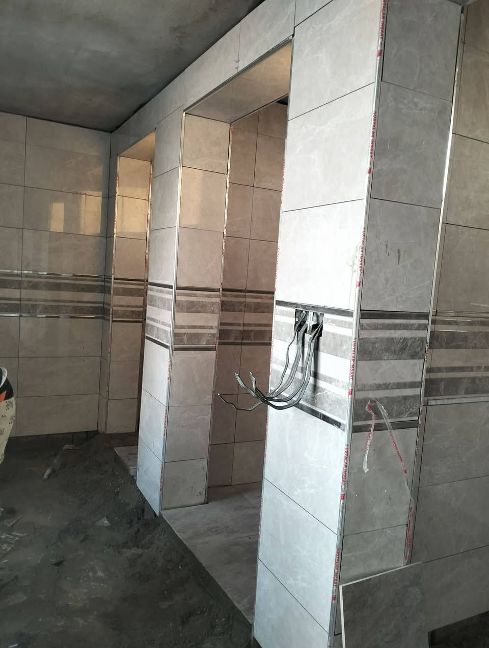 السلام عليكم كادر سيراميك متفرق حالين شرط استلام مهندس واسعار معقوله
الكادر مكتون من ثلث اسطاوات 
 للاستفسار :*********** باداره ابو شنب
