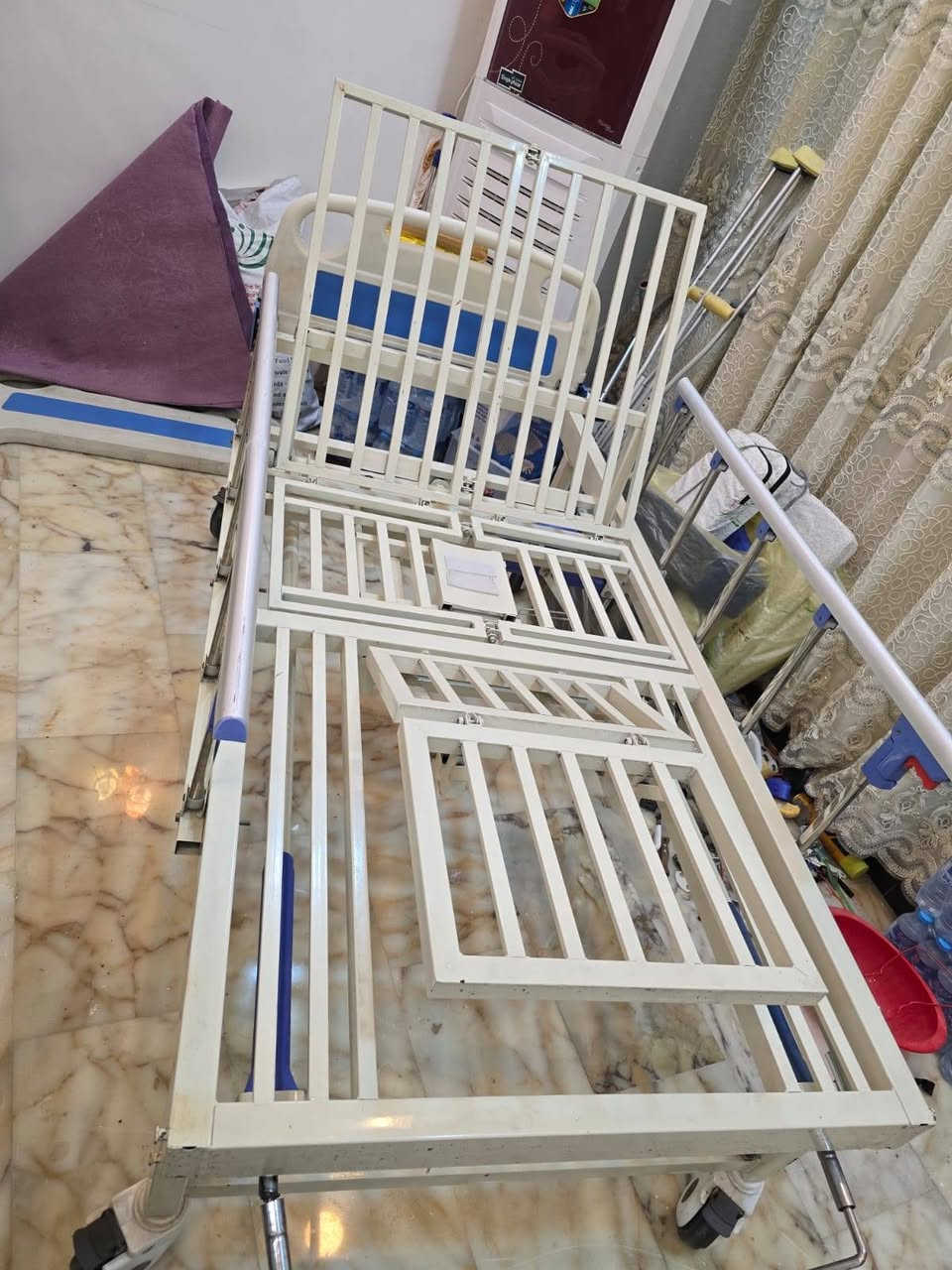 سرير طبي للبع ميكانيكي يعني يدوي مو كهربائي جكات 4 حركات ارتفاع الظهر وتقليب المريض يسار ويمين وتحريك الأقدام  نظيف كلش نظيف بسعر 225 نهايته المكان في بغداد 
رقم وات ساب ***********
