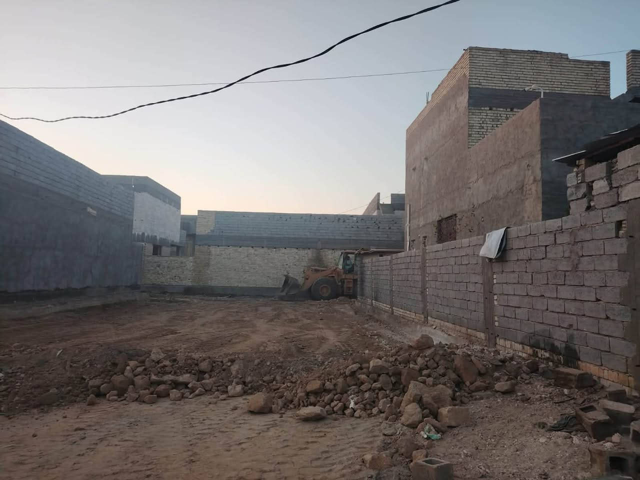 📢 للبيع قطعة ارض - الاسكندرية 📢
حسين للعقارات - ***********

المواصفات:
 •  📐 المساحة: 200 م² 
 •  📏 الواجهة: 12.25 م 
 •  📏 النزال: 17 م
 •  📍 الموقع: الاسكندرية - تبعد 130م عن نفق الاسكندرية و شارع يا حسين
 •  🏠 الموقع: صايرة بين بيتين - منطقة سكنية
 •  📄 السند: طابو زراعي
 •  ⚡ الخدمات: مدفونة وكاملة - مي + كهرباء
 •  🎯 مقابيل: تيل 1108

المميزات:
 1.  موقع مميز قريب على الشارع الرئيسي
 2.  خدمات كاملة وجاهزة للبناء
 3.  منطقة عامرة بين بيوت
 4.  سعر مناسب للسكن

للاستفسار والمعاينة:  
حسين للعقارات - ***********
