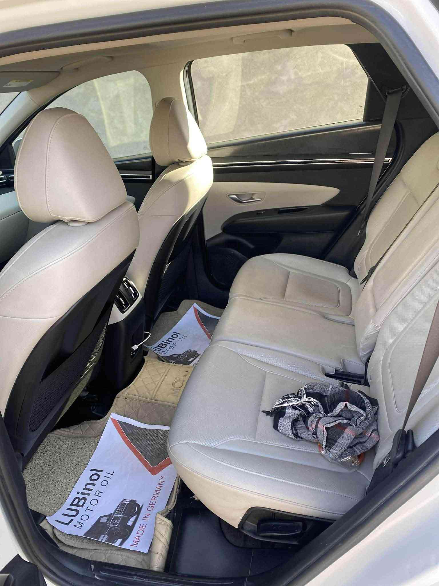 توسان 23 امريكي فول مواصفات
حادثها خلف باب السايق 
ماشيه 55ميل
مناقصها شي جديده السياره 
مكانها بغداد 
السعر 19.500
ممتواجد ع الفيس فقط اتصال 
***********
