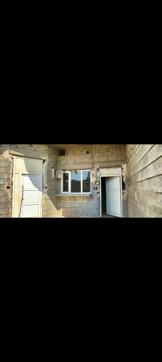 السلام عليكم البيت في منطقه الصالحي قريب على الشارع العام مساحه 200 متر
ويحتوي على اربع غرف منها ماستر مع ترك دبل صطه البيت بناء اساس مسلح مع رباط  خلفي ومخزن صغير نقوصاته لبخ بياض سيراميك مصبوب صبه لاش
***********

نص مكتوب في الصور:
- ٤ آب ٢٠٢٥ ٣:٢٨ م ٠٠:٠٠ / ٠٢:٤٦ المزيد حذف تحرير المفضلة مشاركة