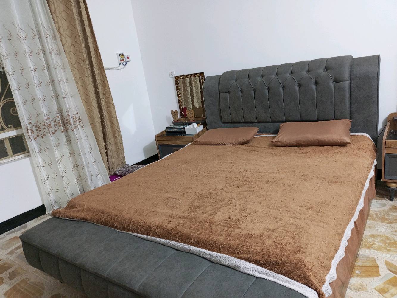 للبيع غرفة نوم كاملة ✨🛏️
طقم غرفة نوم مودرن، خشب لون بني مع رمادي وتفاصيل ذهبية، بحالة جيدة ونظيفة جدًا.
تتكون من:
▫️ تخت كبير مع مسند مبطن
▫️ دولاب ملابس كبير
▫️ ٢ كومدينة
▫️ تسريحة مع مراية كبيرة
▫️ مرايات إضافية
▫️ بانكيت/مقعد أمام التخت
📌 البيع كامل كطقم
📍 الموقع: [ديالئ

للجادين فقط، والتفاصيل والمشاهدة على الخاص. 🌷