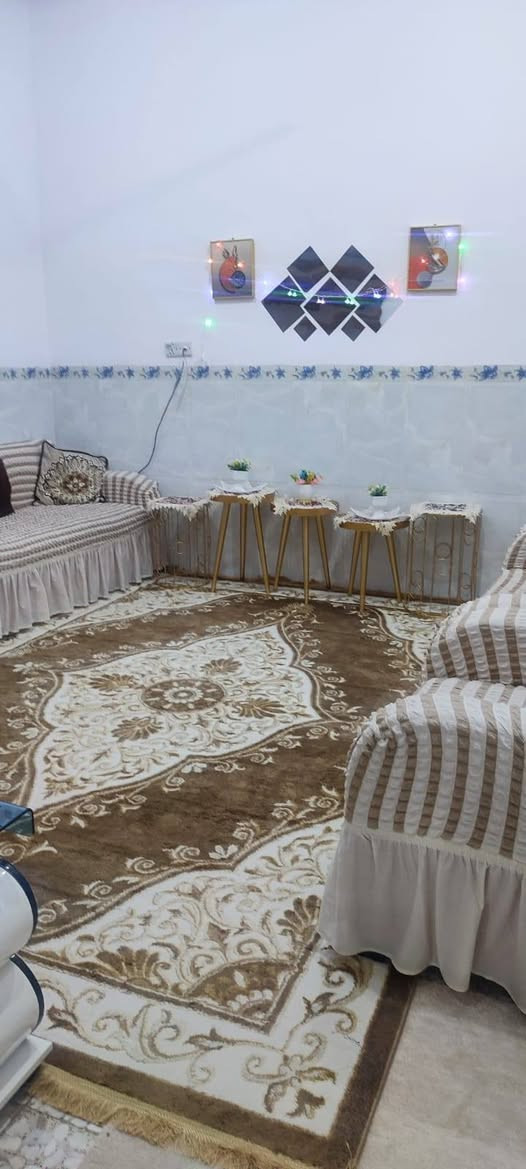 السلام عليكم
بيت طابو صرف للبيع مساحة ١٠٠م مربع ركن بحي الصدر قرب جامع 🕌  الرحمن
ط١ غرفة وصالة ومطبخ وبراني وصحيات داخليه وخارجيه 
ط٢  ثلاثة اغرف وصالة سنه البناء ٢٠٢٥ جدآ جدآ نظيف البيت 
السعر  155 مليون قابل للتفاوض 
الاستفسار إتصال ع الرقم  ***********
