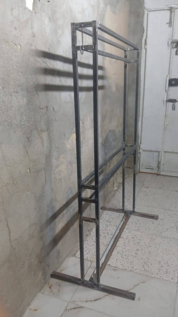 السلام عليكم ميز بانزين للبيع ويه 100 بطل ابو لتر وطول الميز متر ونص والعرض متر ميز جديد عوزه بس صبغ العنوان الماجديه شارع جامع الرقم ***********
