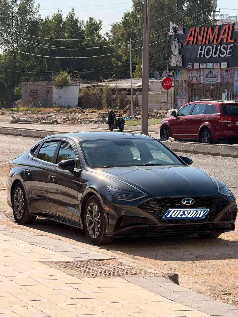 السلام عليكم , سوناتا 2022 للبيع 142$
محرك 2.5L Smartstream – اقتصادي وقوي  

كير أوتوماتيك 8 سرعات  

السيارة نظيفة جدًا واستعمال شخصي، محافظ عليها بشكل مستمر 

الممشى: 107الف كم (مو مايل)  

الفئة: SEL (مواصفات حلوة ومريحة)  

الحادث: جانبي (3 قطع) ومرفق بالصور  

خالية من أي مشاكل ميكانيكية أو كهربائية  

المكيف ثلج ❄️  

 الشاصي والدواخل + الايرباك كفالة  

 كلشي شغال 100%  

🛞 السيارة عليها تخم تايرات جديد نوع PRINX تايلندي درجة أولى  

✅ السيارة جاهزة للفحص بأي مكان تختاره

*********** واتساب

نص مكتوب في الصور:
- TUESDAY