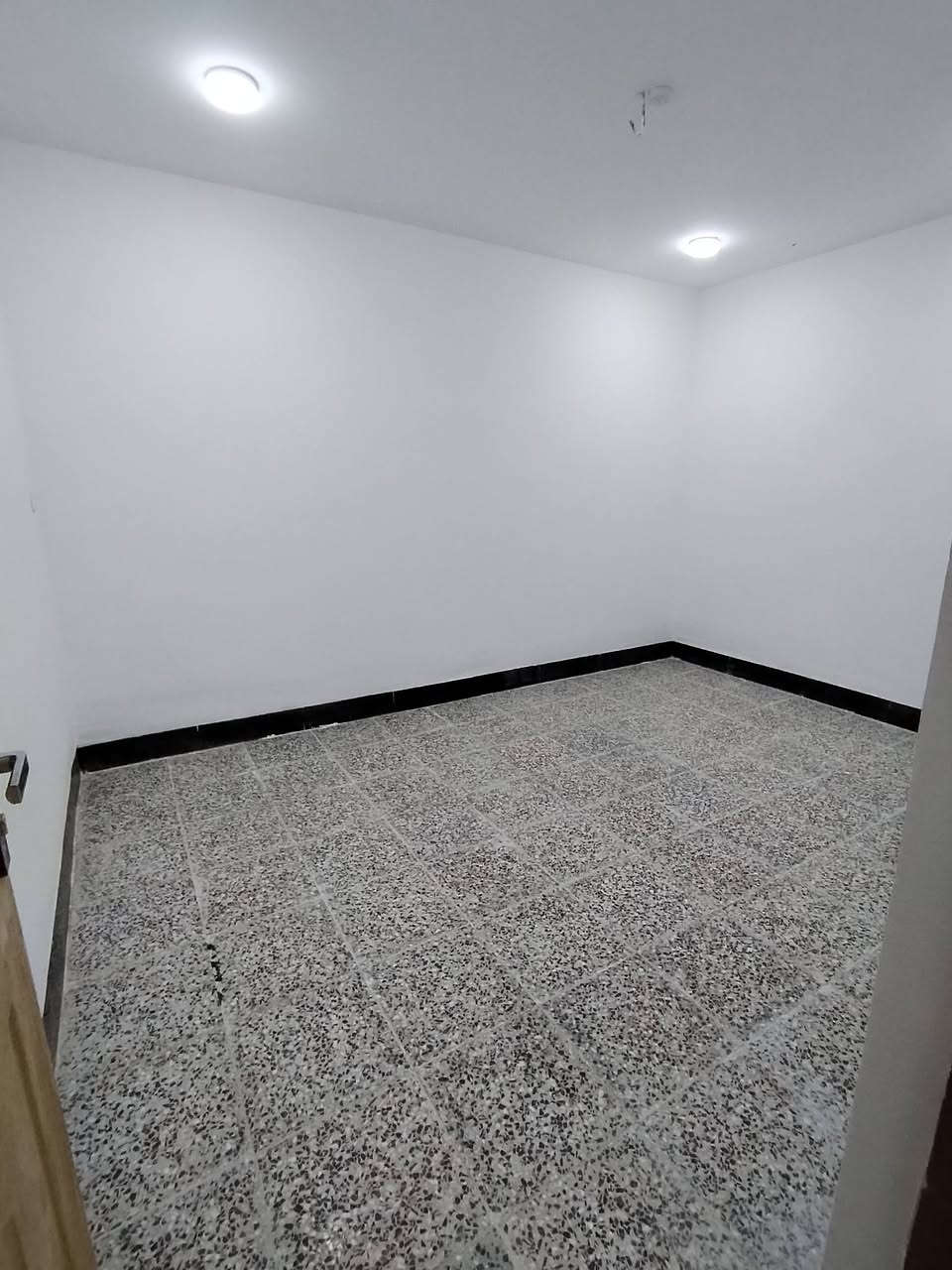 دار للبيع ١٠٠ متر قطاع ٢٣ شارع ١٢
بناء ٢٠٢٦ يتكون من غرفه و صاله و ستقبال و مطبخ وصحيات 
السعر ١٠٥ قفل 
للاستفسار ***********
ملاحضه الدار غير مسكون
