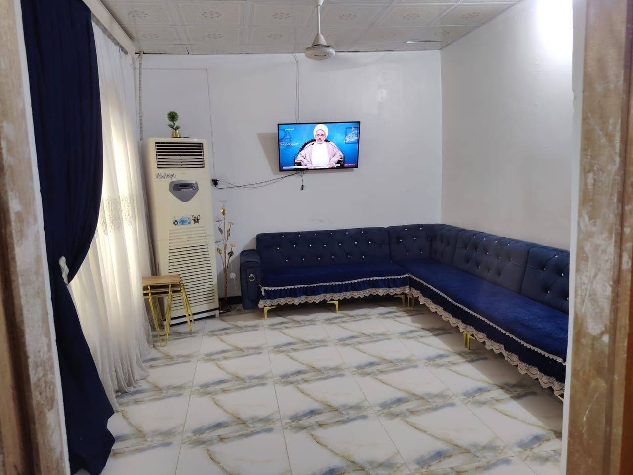 بيت للبيع مساحه 100 متر امامي يحتوي على غرفه صاله استقبال مطبخ حمام طارمه السعر 150 العنوان سومر قرب عماره ماجد عرض الشارع 25 متر ***********
