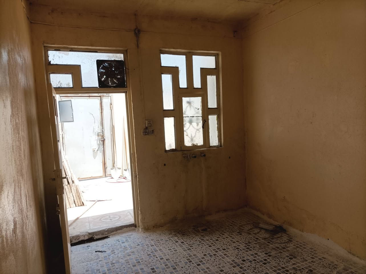سلام عليكم
عندي بيت للايجار 
المكان: عمود 136 شارع المزرعة مقابل حي العسكري/ الأدلة الجنائية 
  مسافة 80 متر عن شارع الصب
المساحة:100 متر واجهه سبعه نزال تقريبا 16 
بالوجه استقبال ومطبخ بعدين صاله بعدين غرفه وحمام داخلي ومكشوفه وصحيات خارجية 
الصالة والغرفة والاستقبال سقوف ثانوية الأرضية كاشي ايراني ابو الاربعين 
والاستقبال والطارمة بورسلين 
البيت نظيف و ركن  ماكو اي مكشوفة أو حائط مفتوح على الجيران 
الايجار/ 200 الف و20الف أجور الكهرباء والماء تدفع شهريا مع الاجار لأن اكو ميزانية كهرباء و ماء
الاتصال / واتساب *********** 

￼
￼
￼
￼

￼

￼

￼
￼

￼

￼

￼

