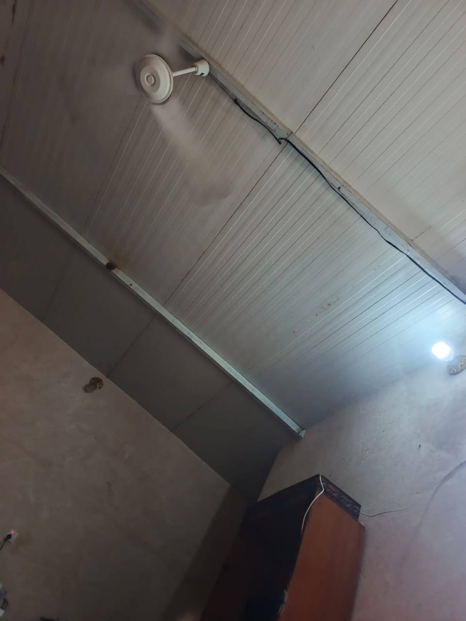 سلام عليكم بيت زراعي للبيع بحي عداي قرب المجرية وره المزرعه مال حي الكراد متوفر ماء وكهرباء تبليط مقابيله بيت مساحته 150متر متكون غرفت نوم وحده وصاله ومطبخ وستقبال وصحيات وحمام كدامه مساحه خير من الله وكابينه مولد مقابيله اي ستفسار اتصال على الرقم ***********
