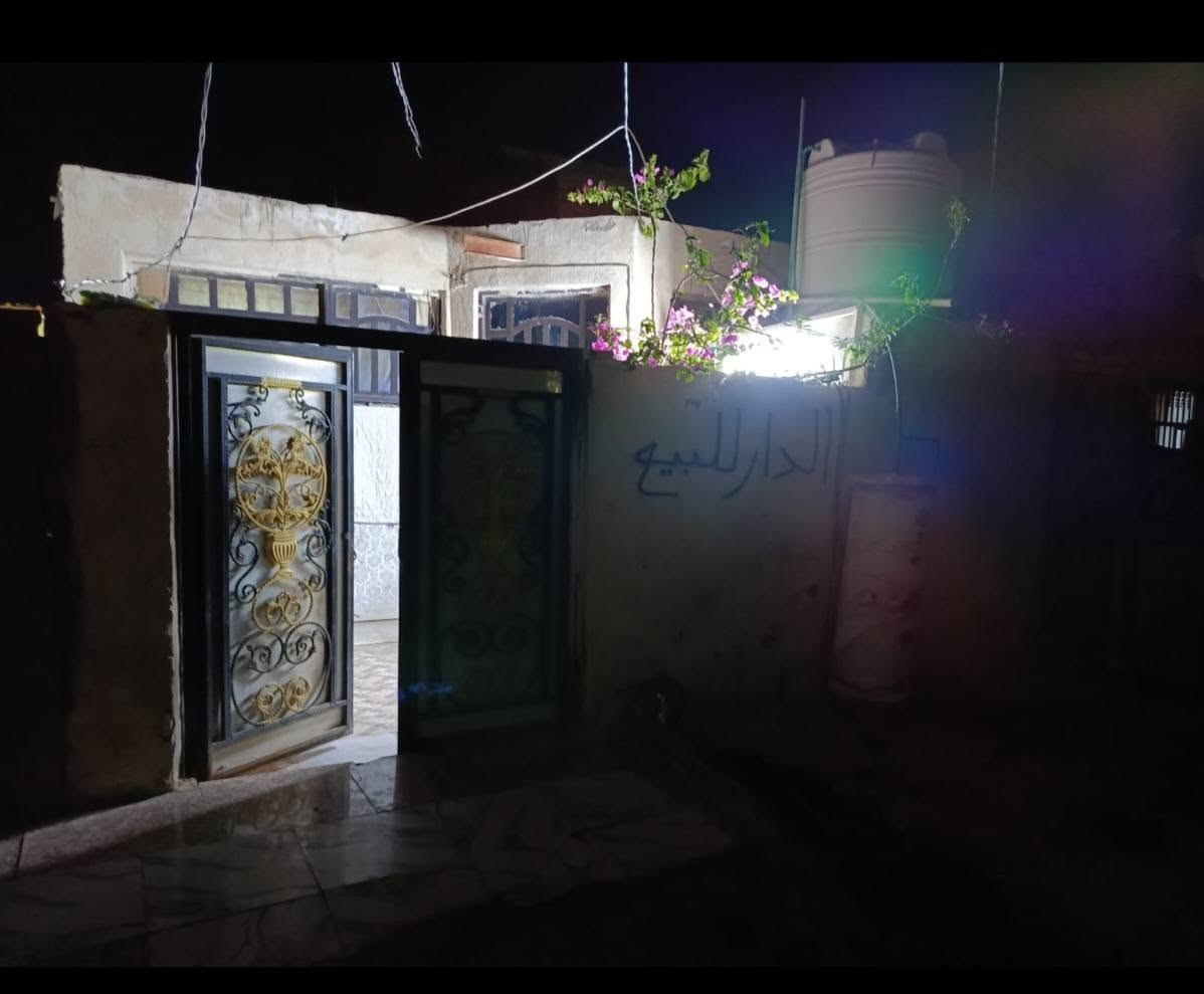 للبيع بيت 100متر زراعي سند 25 معامله التطويب كامله  شارع معمل الغاز يبعد عن الشارع العام 200متر بناء جديد طابوك والسكف عكاده يحتوي ع غرفه نوم  ومطبخ واستقبال وحمام داخلي وخارجي  خط مولد وكهرباء البيت جاهز للسكن البيت ينباع بدون اثاث سعر الاثاث يتقيم وحده
سعره 27بيه مجال
