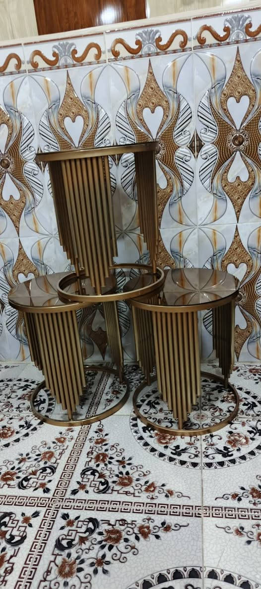 مثل ما موضح بصور طاولات اربع قطع وحدة حجم كبير والثلاثة البقية حجم اصغر حديد قويات واجهتهن زجاج مستخدم اقل الشهر ، نظيفات كلش ما بيهن اي ضرر المكان بصرة زبير 
السعر 110 للتواصل *********** واتساب
