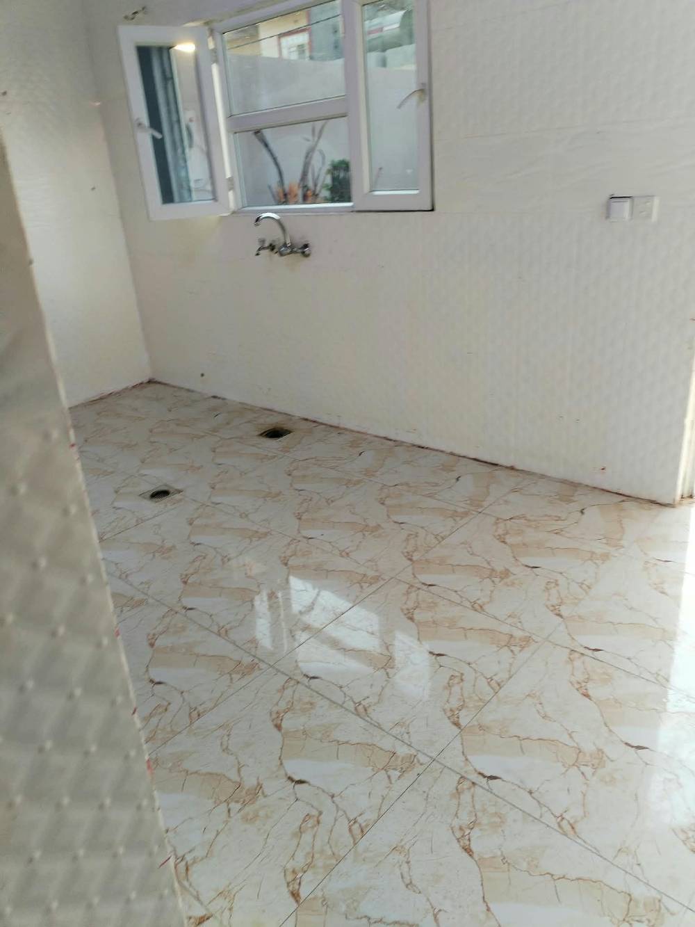 حي سومر ١١٢ • ١٦٠متر • طابق ونص
