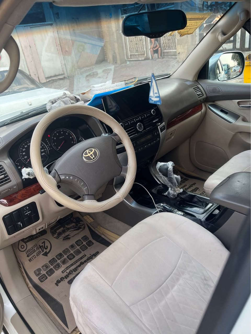 سلام عليكم سياره برادو ٢٠٠٩سياره. مكفوله ضربه وتبديل 
بيه صبغ مكان الخطه فقط ولباقي كفاله  سياره جاهزه للاخير  ومابيه نقص السعر ١٥٠ وبيه مجال قليل وهاذ رقم رقم راعيه *********** البصرة, العراق
