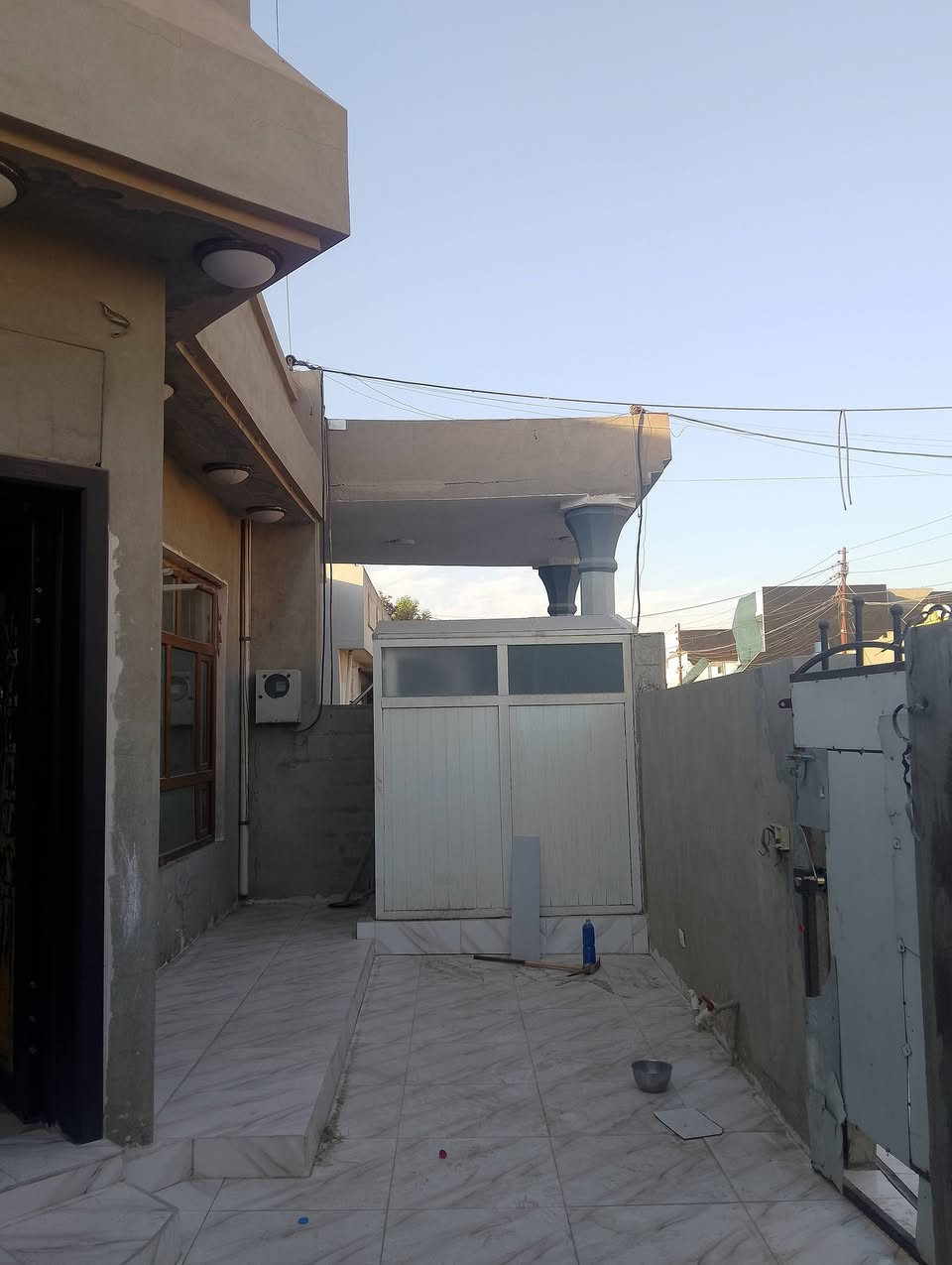 دار للبيع مساحة/200/متر بناء نظيف 
عنوان:قادسية الثانية شارع أبو وليدقرب فرع أسواق مجيد 
نوع العقار:طابو ملك صرف 
مواصفات كاشي وسقف ثانوي 
يحتوي على استقبال ومطبخ وصالة وغرفتين نوم وصحيات 
موقع مميزوعل شارع عريض وتبليط مجاري ماء حلوو
سعر مناسب ١٣٠مليون وبيها مجال 
للاستفسار الاتصال على الارقام التالية:***********
