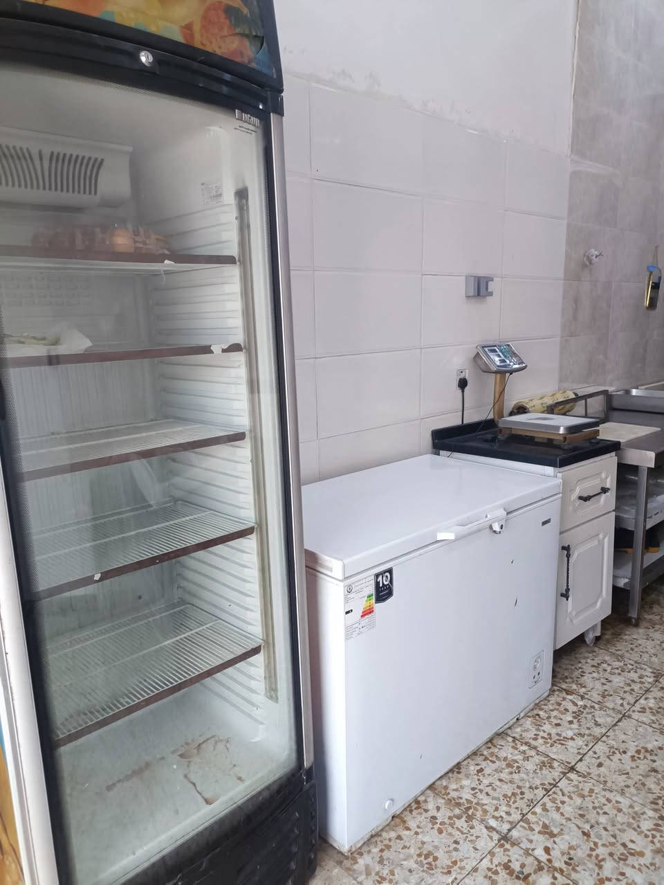 غراض محل دجاج للبيع
مجمده 
عارضه بطحيه 
عارضه عاموديه اكبر حجم تركي
هلاسه شمري مستخدمه شهرين بعدها جديده
سخان 160 لتر بعده ما مستخدم ولا مربوط بكهرباء 
ميوزه سل ستيل صفر 8 
حوض بانيو حديد 
وباقي التفاصيل كدامكم بصور

رجا الشراي يتصل فقط موجود ع الخط و واتساب
***********
مكاني الطالبيا
