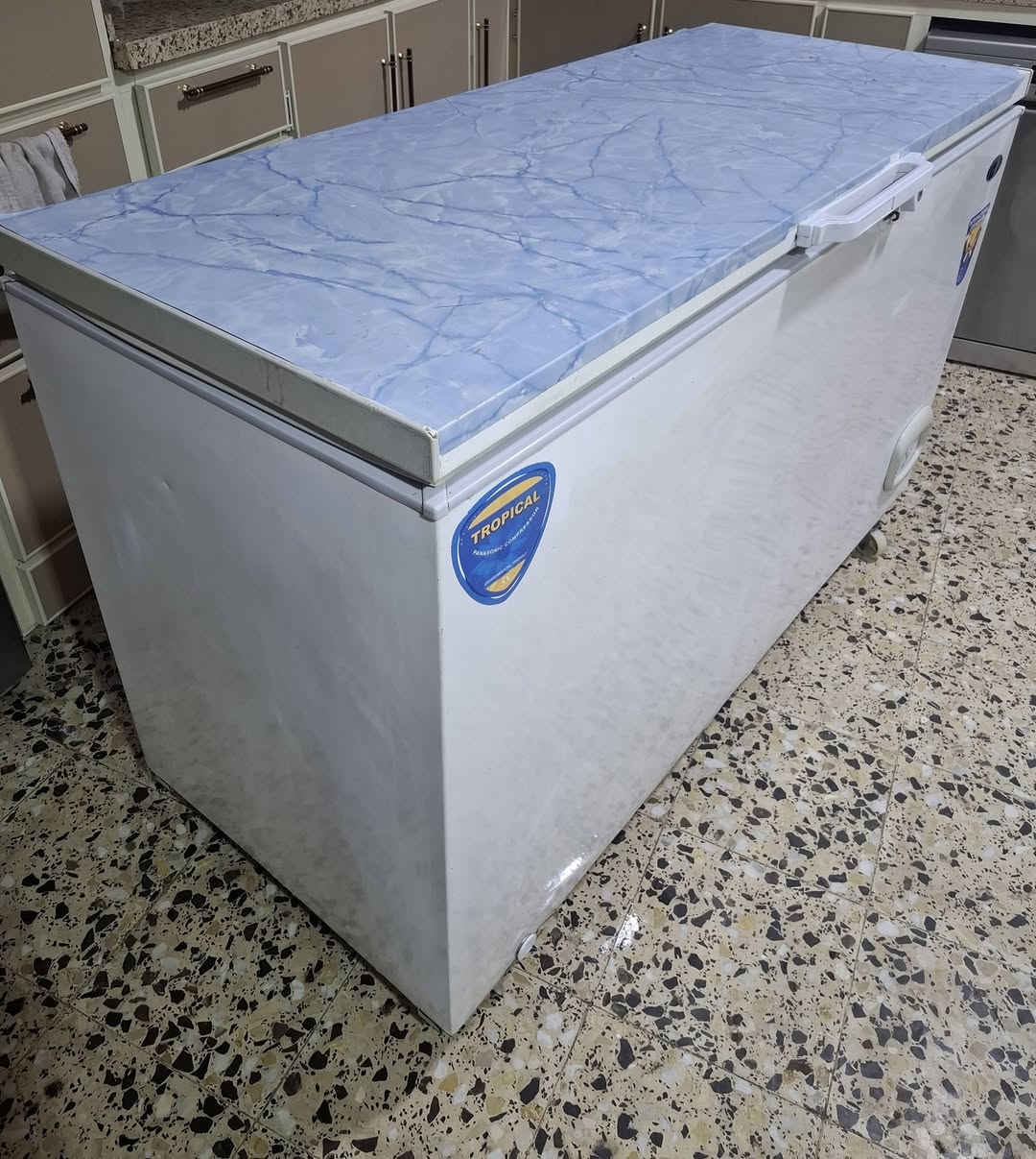 مجمده كونكورد، حجم كبير ٤٥٣ لتر. 
نظيفة، بدون أي مشكلة.

مكان ام الخيل الاولى
***********
