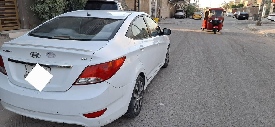 هونداي اكسنت موديل 16 خليجيه مكينه وكير كفالة فول ١٦٠٠ مواصفات على وضع الشركة سياره جديده السيارة بصرة فتحه سقف شاشة كاميره خلفية كهربائيات كله شغاله بيها دوسه صبغ فقط وباقي كفاله السعر ٩٩   للاستفسار اتصل واتساب ***********
