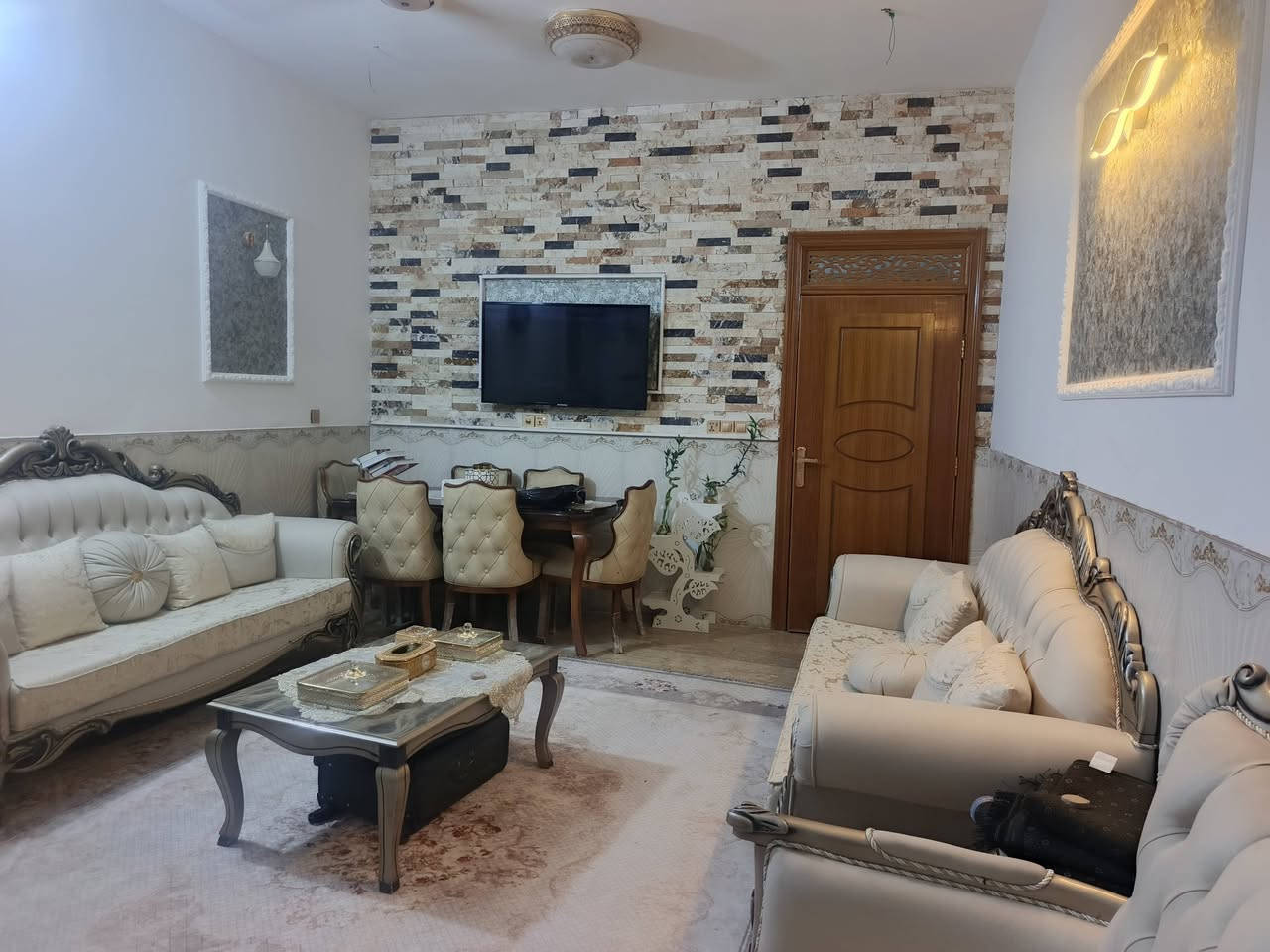 بيت للبيع المساحة 200متر زراعي جاهز للسكن بدون نواقص غرفتين نوم وصاله ومطبخ استقبال وصحيات داخليه وصحيات خارجيه كراج سياره البناء طابوق السقف صب مسلح درجه اولى مكانه مرتب جدا عرض الشارع 10متر خدمات كامله العنوان طويريج حي الجمعية شارع البو سيود قريب الشارع الرئيسي جداً السعر وباقي التفاصيل التواصل على الرقم *********** يوجد واتساب مكتب المهندس للعقار أحمد ألجبوري عنوان المكتب بداية حي الجمعية
