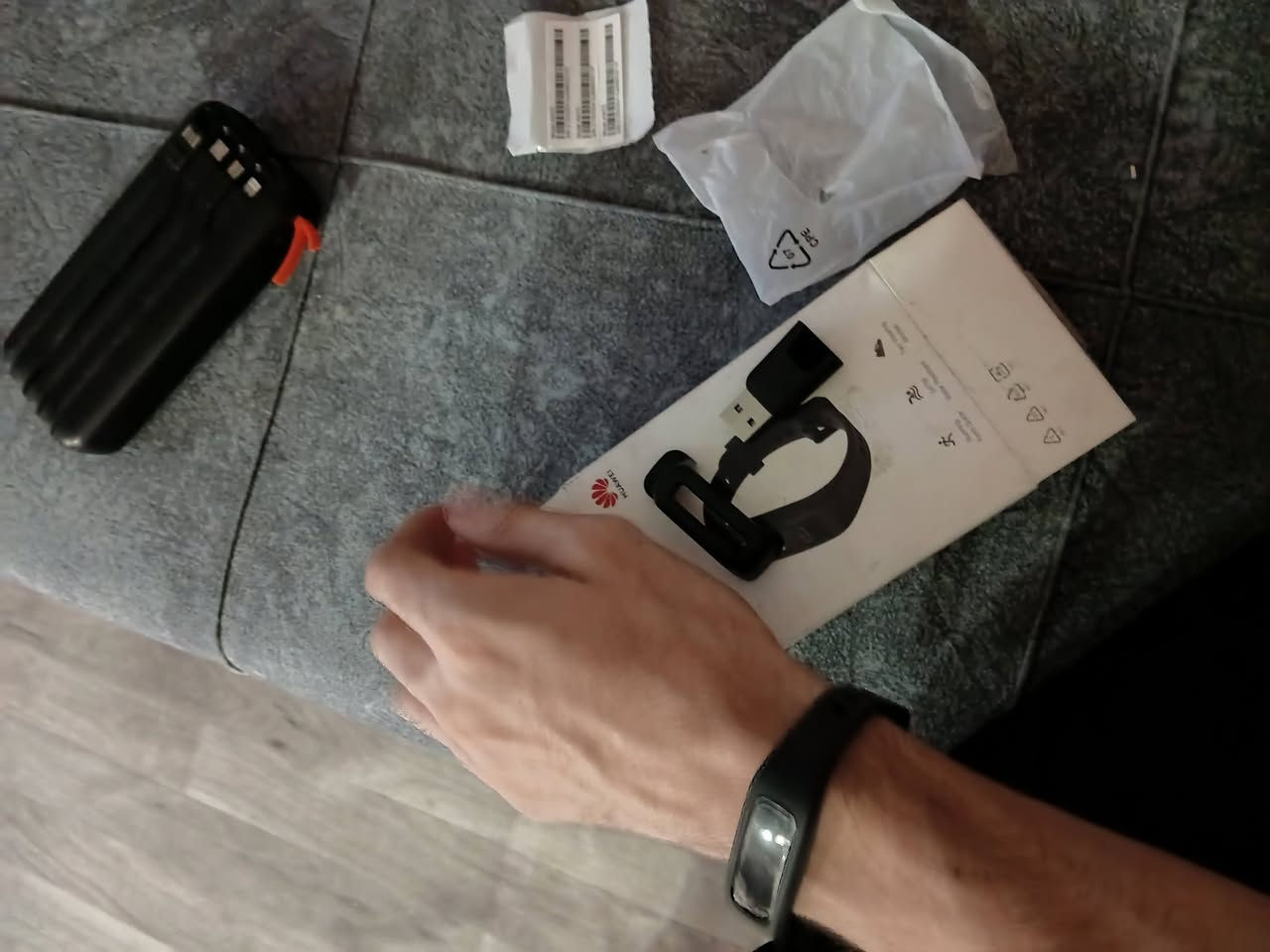 سلام عليكم ساعه هواويHuawei Band 3 رياضية يعني صغيرة حتى تكون مريحة بل ايد ومو ثكيلة تقيس نبضات القلب والسرعة وبيها مستشعرات سداسية يعني حركاتك بكل دقة تراقبهن وتراقب نومك وصحتك جسمك ومقاومة للماء يعني حتى سبح تسبح بيها وبيها كم سعرة حرقت جدا راقية للهواي تشتغل سعرها 40 الف مكاني البكرية رقمي***********
