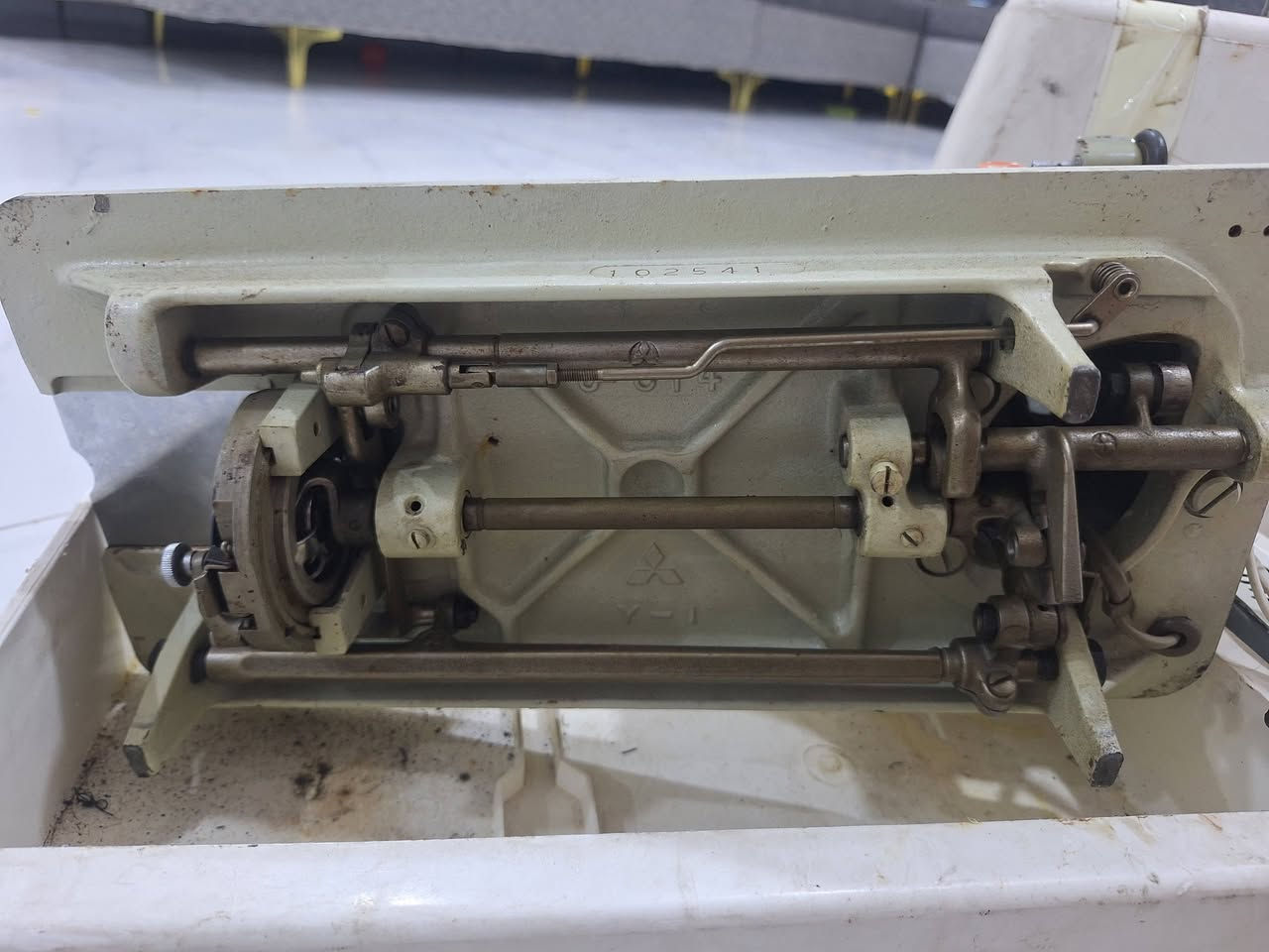 السلام عليكم
مكينه خياطه ميسبوشي اصلي وكاله بعدها جديده ما بيها اي عطل جبتها وما استخدمتها للبيع ب 125 والي يجي عليه اليوم ب 100 انطيهيا 
*********** ديوانيه
