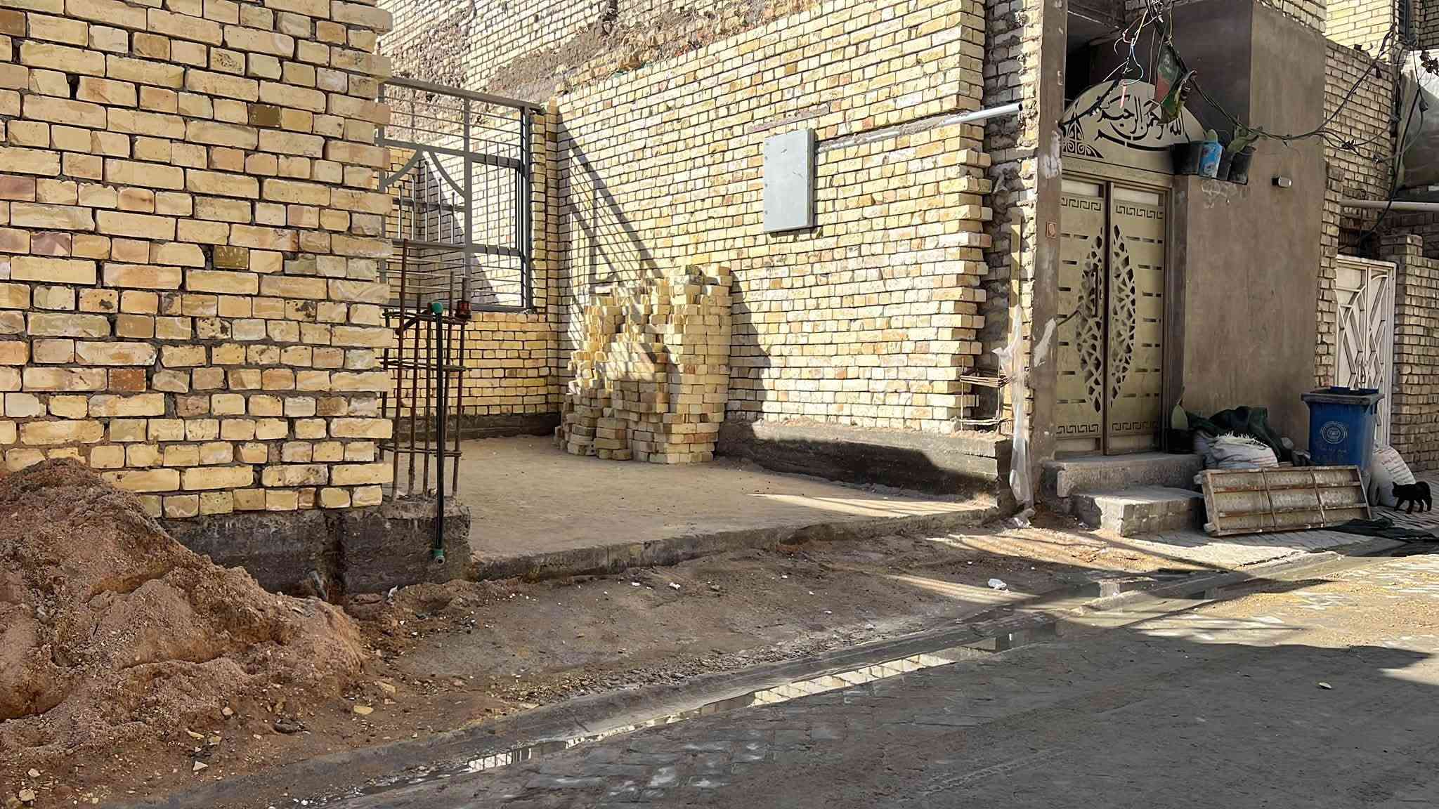 بيت طابقين للبيع قطاع 68 6 غرف نوم
الموقع: مدينة الصدر، الكيارة (البيت داخل اول فرع في قطاع 68، بلوك رقم 1 خلف باب دخول محطة تعبئة وقود قطاع 68 الحكومية). البيت داخل فرع 6 متر قريب على الطالبيه وقريب على المستشفى وقريب على السوق والمدارس والمستوصف والشارع العام وكل الخدمات تقريباً 
المساحة الإجمالية: 144 متر مربع (الواجهة: 8 متر، النزال: 18 متر).
نوع السند: طابو ملك صرف (باسم مالك العقار مباشرة).
طبيعة وعمر البناء: بناء حديث جداً (سنة 2025)، بنهايتها الارضية رفت 50 سم البناء بالطابوق السقوف مسلح السطح كامل شتايجر، الستارة ملبوخة بالكامل من الداخل.
المواصفات والخدمات الفنية والتبريد:
الكهرباء: تأسيس بواري دفن، وتسليك وايرات سعودي (قياس 2.5 ملم و 6 ملم).
الماء والسباكة: بواري دفن على الطريقة الحديثة (نظام بطارية)، بواري الماء النازل قياس 2 إنج، تانكيات ماء عدد 2 (سعة كل تانكي 1000 لتر)، وكل حمام يحتوي على (شاور + بانيو + مغسلة + تواليت غربي).
نظام التبريد والسبالت: * الغرف الخلفية: تأسيس بواري دفن مخصصة للسبالت (يدخل منها أنابيب التبريد) مع تأسيس بواري فضلات المياه لتصريفها نحو المنور.
الغرف الأمامية بالطابق الثاني والاستقبال: مجهزة بنظام مكيفات (المكيفات موجودة ومتوفرة مع البيت).
اللبخ والإنهاءات: الحمامات مغلفة بالسيراميك بالكامل، باقي البيت لبخ إسمنت بالكامل (حتى السقوف) ومباشرة فوق الإسمنت بياض بورق.
ارضية البيت بالكامل بورسلين 60x60 سم
الدرج باية ومراية بورسلين محجر درج خشب
المناور: يحتوي البيت على مناور عدد 2 (بقياس 1.5 متر × 1 متر).
تفاصيل وتقسيم الطوابق والقياسات بالدقة:
الاستقبال: غُرفة استقبال كبيرة بقياس (6 متر × 3.60 متر).
المطبخ: بقياس (3 متر × 3.60 متر).
الصالة والدرج: صالة داخلية بالطابق الأول بقياس (4 متر × 5 متر) وبداخلها الدرج، والطابق الثاني يحتوي أيضاً على صالة بنفس القياس (4 متر × 5 متر).
غرف النوم (المجموع 6 غرف):
عدد 4 غرف نوم بقياس (3.60 متر × 5 متر).
عدد 2 غرف نوم بقياس (6 متر × 3.60 متر).
الحمامات (المجموع 3 حمامات):
حمامات داخلية عدد 2 بقياس (3 متر × 2 متر).
حمام وتواليت خارجي مشترك عدد 1 بقياس (2 متر × 1 متر).
السطح والبيتونة: بيتونة كبيرة بقياس (8 متر × 4 متر) قاصمة البيت إلى سطحين.
الملحقات الخارجية: كراج سيارة كبير بقياس دقيق (5.75 متر × 3.60 متر).
السعر الإجمالي: سعره 275 مليون السعر غير قابل للنقاش
رقم التواصل: ***********.

