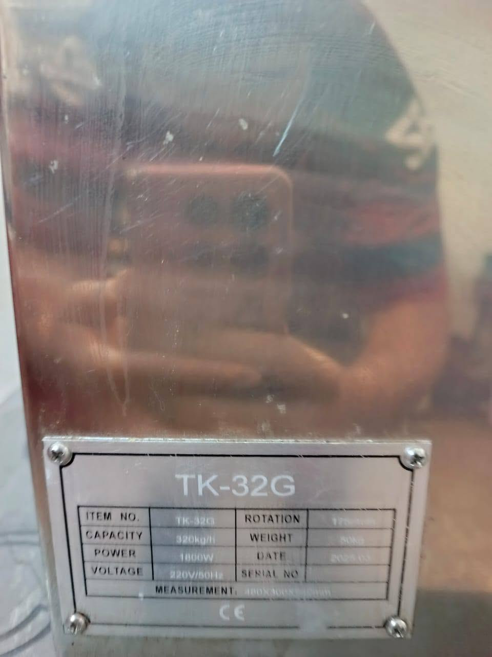 غراض مطعم مثرامه TK32تركي اصليه ميوزه سل استيل غذائي تركي ثقيل عارضة مشروبات شغاله شرط الفحص وعندي طباكات مال سمج وعندي طاولات طعام كلش نضيفات ***********
