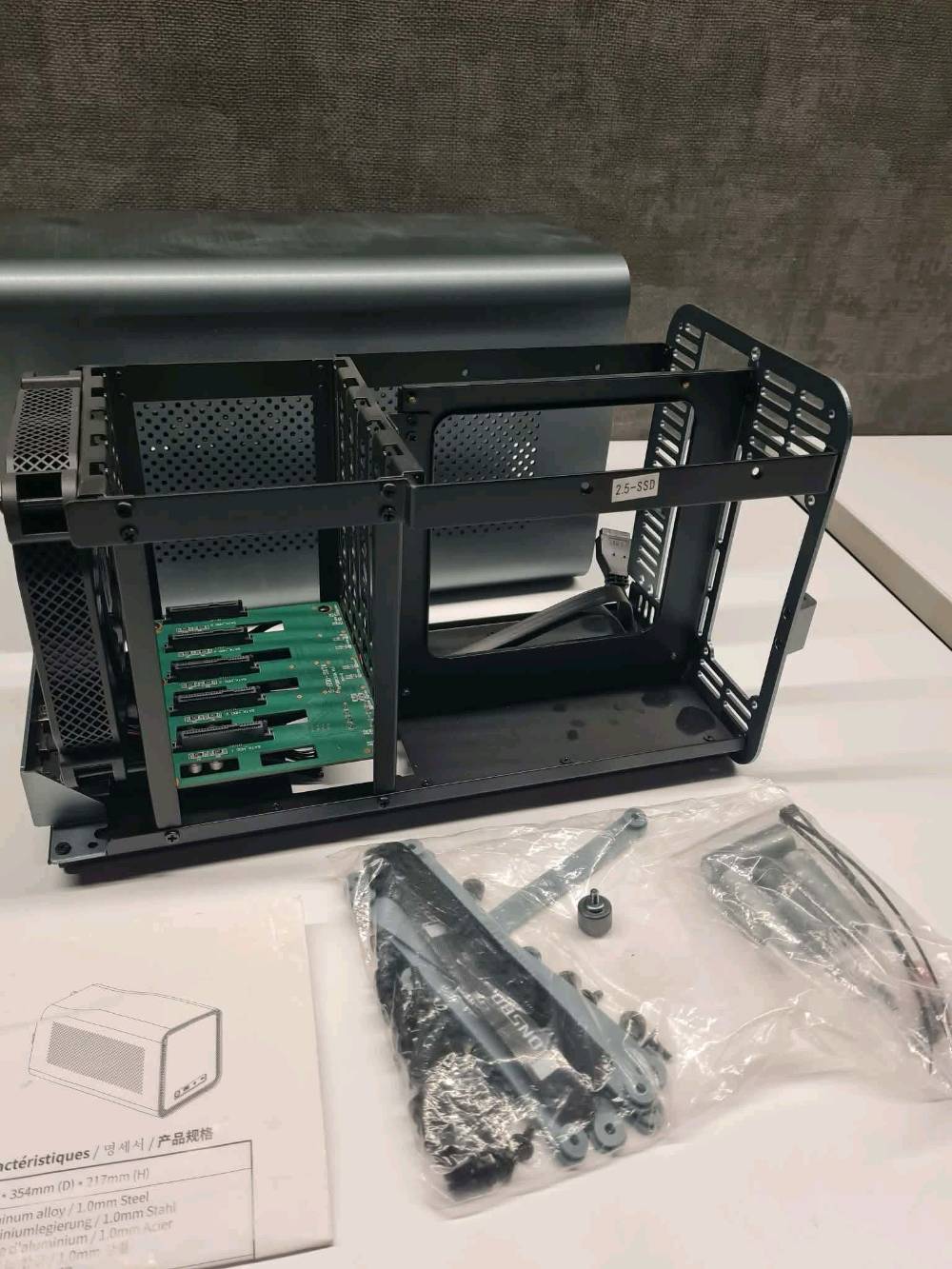 هذا الصندوق هو Jonsbo N1 Mini-ITX Case، وهو هيكل كمبيوتر صغير الحجم (SFF) ومصنوع من الألمنيوم. يُستخدم بشكل أساسي لبناء خوادم التخزين الشبكي المنزلي (NAS) أو مراكز الميدي.

أبرز مواصفات وتوافقية القطع :
دعم اللوحة الأم: يدعم فقط اللوحات بحجم Mini-ITX (أبعاد 17x17 سم).
أقراص التخزين: يتسع لـ 5 أقراص بحجم 3.5 بوصة (HDD) عبر لوحة خلفية تدعم التبديل السريع (Hot-Swap)، بالإضافة إلى مكان مخصص لقرص واحد بحجم 2.5 بوصة (SSD) لنظام التشغيل.
مزود الطاقة (PSU): يدعم مزودات الطاقة الصغيرة من نوع SFX أو SFX-L بطول لا يتعدى 150 مم.
تبريد المعالج (CPU Cooler): أقصى ارتفاع مسموح به للمبرد هو 70 مم.
كارت الشاشة (GPU): يدعم كارت شاشة أحادي المنفذ ذو بروفايل منخفض (Low Profile) بطول لا يتعدى 185 مم.
التبريد الداخلي: يأتي مزوداً بمروحة أمامية مدمجة بحجم 140 مم لضمان تدفق الهواء وتبريد الأقراص.
المنافذ الأمامية: يحتوي على منفذ USB Type-C، ومنفذ USB 3.0، ومنفذ صوت مدمج