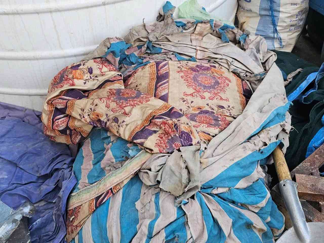 للبيع جادر وحديد ب٤٠٠ الف
رقم الهاتف ***********

