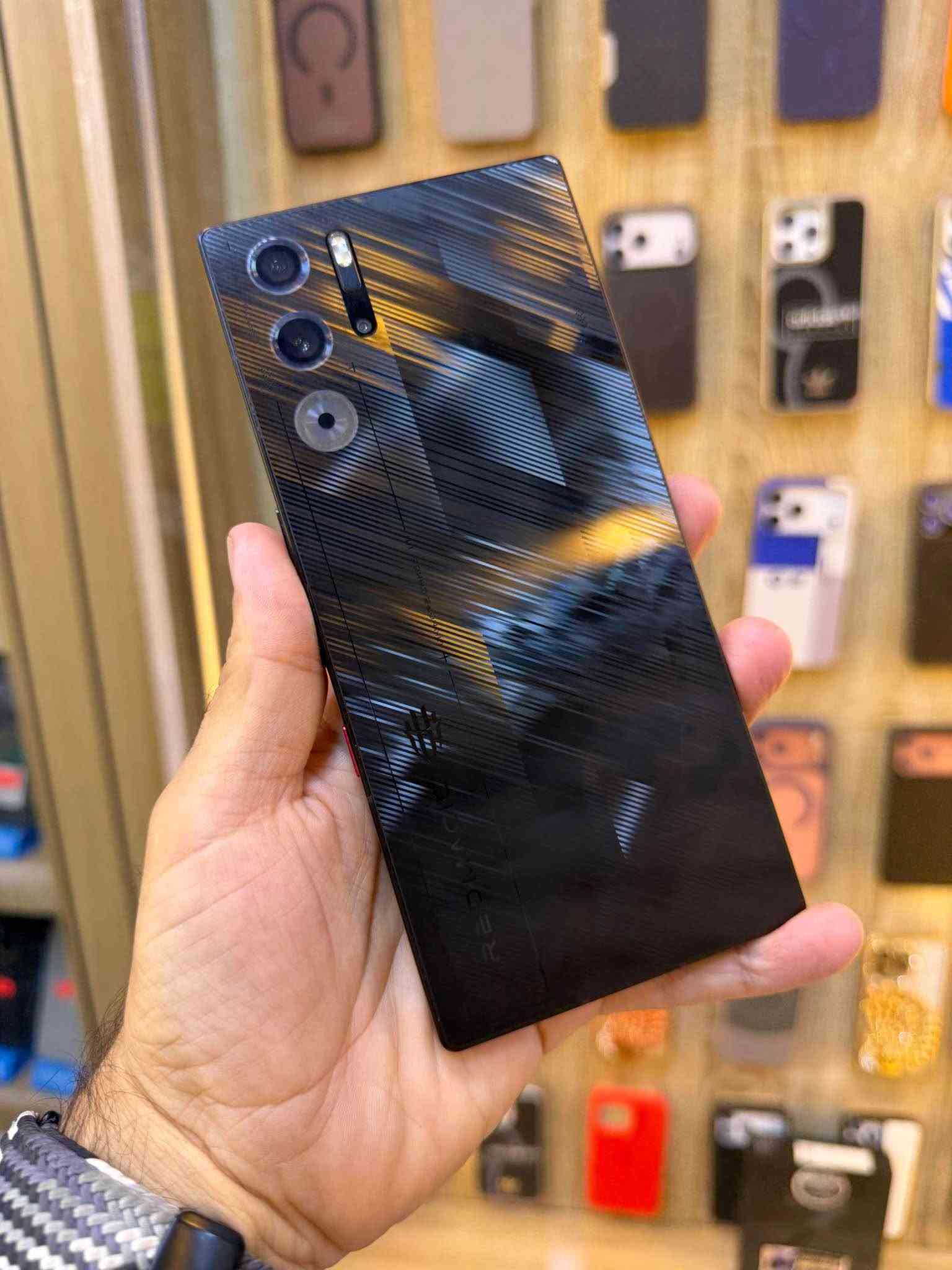 Redmagic 9 s pro

512/16

ملحقات شاحن اصلي وحافظة

السعر 665،000/اسعار ثابتة

الملك سنتر/السيدية

*********** بغداد, العراق

نص مكتوب في الصور:
- الملك سنتر
- KING CENTER
- FOR MOBILE PHONES
- REDMAGIC
- WIN MORE
- GAMES
- Redmagic 9s Pro
- 512
- 665,000
- 120Hz 12:07 ٥٢ N لمحة عن الهاتف 10 REDMAGIC إصدار Android 15 اسم الجهاز REDMAGIC 9S Pro سعة ذاكرة ROM ٤٧٨,٢٩ غ.ب/ ٥١٢ غ.ب سعة ذاكرة RAM 12 GB + 12 GB الطراز NX769J CPU Snapdragon 8 Gen 3 Mobile Platform Leading Version Octa-core Max 3.4GHz حجم الشاشة 1116*2480 سعة البطارية 6500 mAh رمز IMEI 862664066336991 862664066356999 رقم الإصدار REDMAGICOS10.0.4_EU
