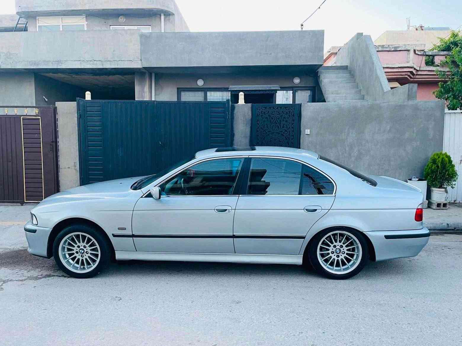bmw e39 مۆدیل ١٩٩٩ حەجم 528 ئارم پلاسیک ئارم و ئەوەلیات بەشەرەت خرامە و پاکانە بەشەرت مواسەفات سلایت شوشە دەبڵ گیڕ کوشن جلد فۆڕمیکا ئاڕباگ ئاوینە کارەبای تەبرید سارد و گەرم جوار تایەو ویلی لۆک گیر و مەکینەی لۆک سەیارەکە جرکەی تیانیە سەیارەکە مالئ خۆمە بی مەسرفە لیدراوی نیە هەمووو گیانی لەسەر بیلاد ماوە فول مواسەفاتە بینی سەیارەکە زۆر لە رەسمەکان جوانترە پیش و دوای هەموی ئیمە سوکان ڤۆلیومە شاشە ئایپاتە سەیارەکە حیزام بۆ یاخە بۆ جوانی دخان, السليمانية
