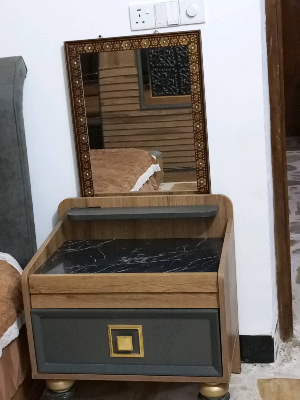 للبيع غرفة نوم كاملة ✨🛏️
طقم غرفة نوم مودرن، خشب لون بني مع رمادي وتفاصيل ذهبية، بحالة جيدة ونظيفة جدًا.
تتكون من:
▫️ تخت كبير مع مسند مبطن
▫️ دولاب ملابس كبير
▫️ ٢ كومدينة
▫️ تسريحة مع مراية كبيرة
▫️ مرايات إضافية
▫️ بانكيت/مقعد أمام التخت
📌 البيع كامل كطقم
📍 الموقع: [ديالئ

للجادين فقط، والتفاصيل والمشاهدة على الخاص. 🌷