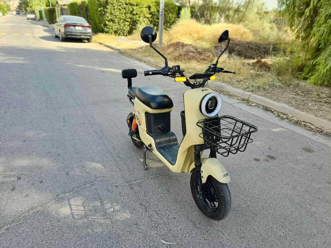دراجة شحن للبيع R9 موديل 25 
5 بطاريات ع الفحص 
تمشي 30 الي 35 كيلو بالشحنه الوحده 
3 نمر سرعه 
بيها بارك وبك ودبل اشاره 
سعرها 425
مكاني العامريه 
رقمي ***********
