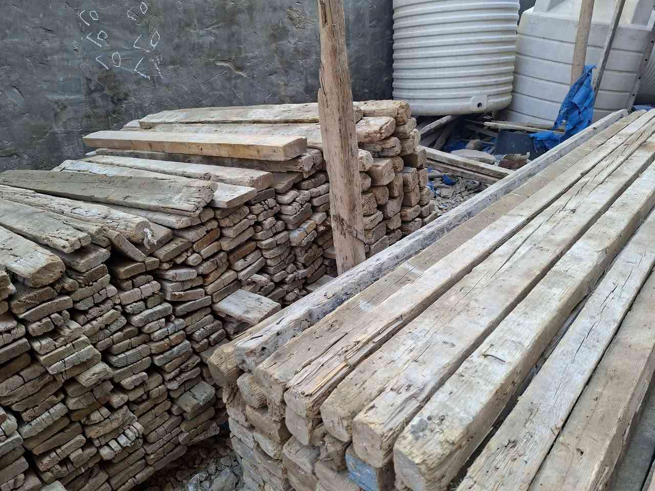 قالب خشب للبيع ٨ مكاعب مع ١٧٥ جك عنوان حلة مركز للأستفسار الأتصال ***********
