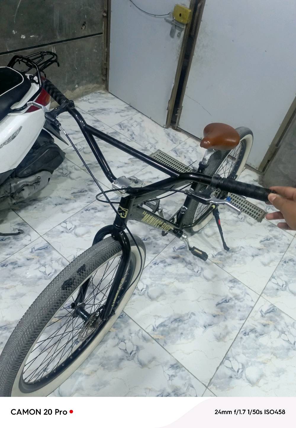 بايسكل BMX 27 قطعه نضيفه تجي وتشوف بعينك قطعه ما مستعمله هواي استعمال قليل الله شاهد تايرات اصليات مال شركه كلشي ما مبدل تجي وتشوف مكاني بغداد مدينة الصدر قطاع 7 للاستفسار 
اتصال رصيد ***********
واتساب ***********