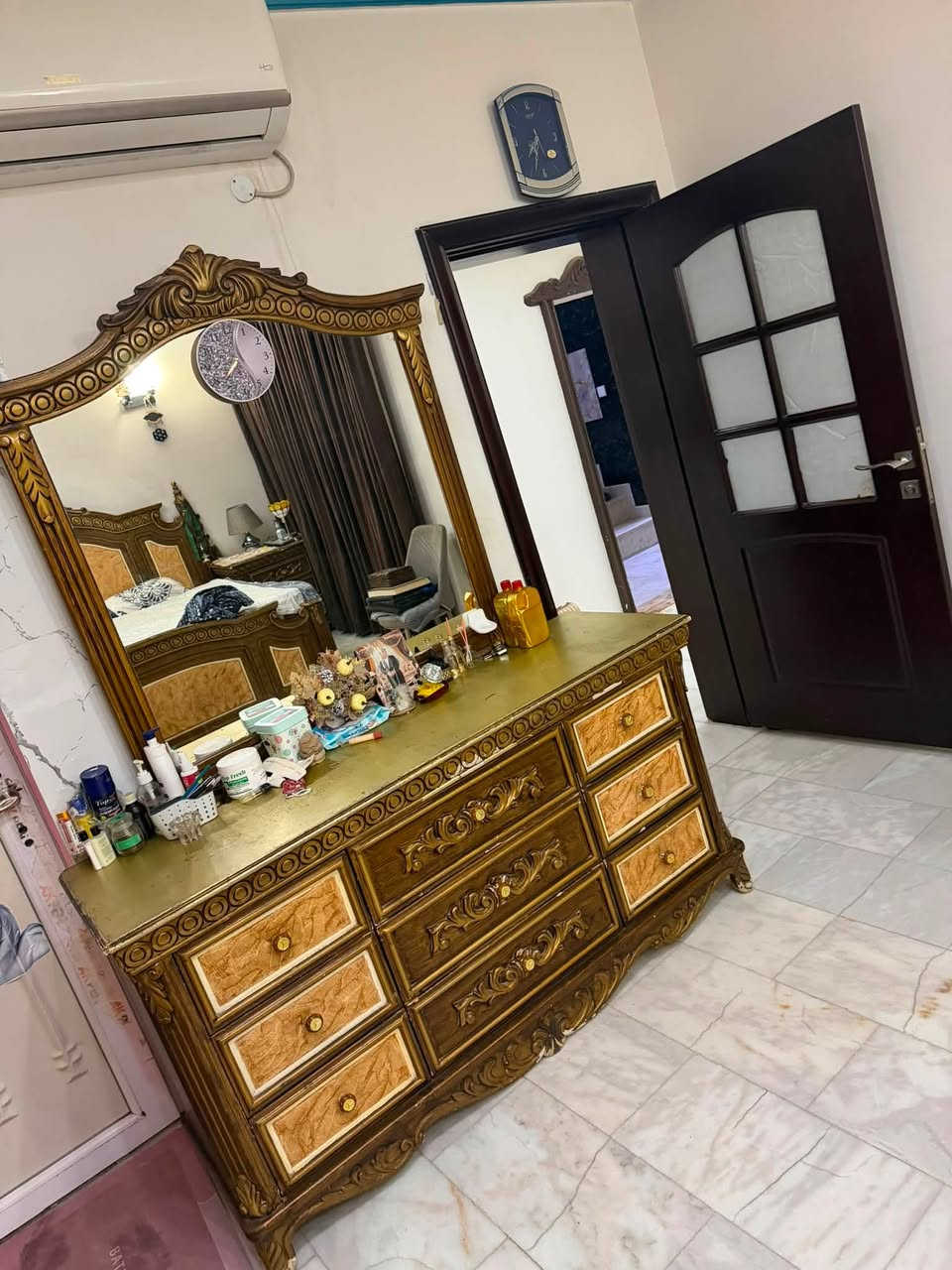 السلام عليكم 
تدفئة تركية عددهن ٦ 
وسبلت حراري كلهن يشتغل وطني وسحب اقل الأمبير يسحبن 
سعر الوحدة ٢٠ الف 

كاونتر جديد للبيع سعره مليون 

قمرية وجة ٣ ونص 
والنزال ٦ متر السعر ٦٥٠ الف 

غرفه نوم تركية اصليه باب اول جديدة احلى من الصور 
السعر ٩٠٠ قفل 
مرجوحة حجم وسط ١٥٠ الف 

المكان زيونة 

اخوان الغراض مال بيتي كلهن جدد واستخدامهن قليل وبيهن ممستخدم 

***********
