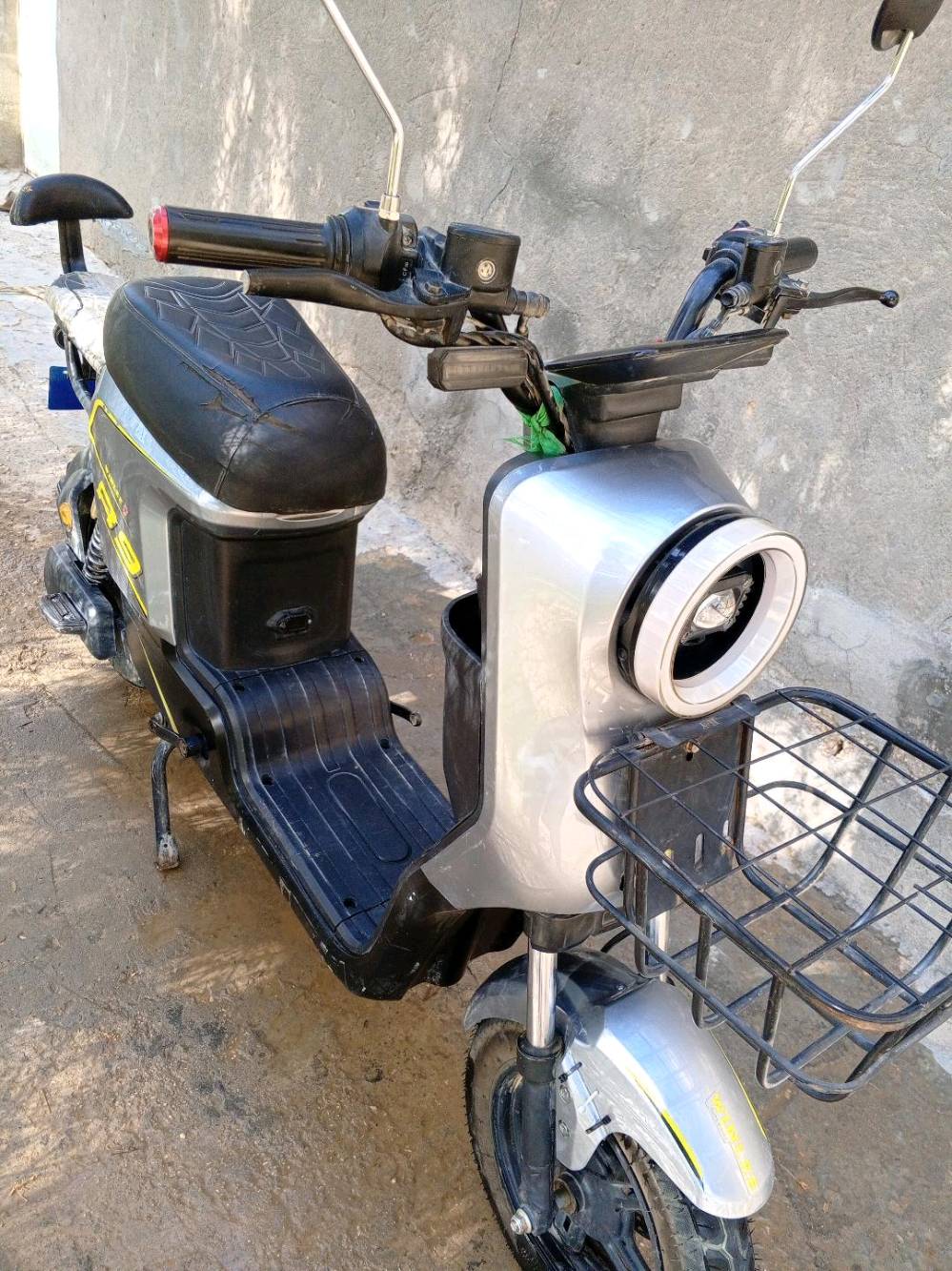 باسكل شحن R9 للبيع سعر 450 وبي مجال شغال كهربائياته كلهن شغاله بطاريات جدد للاستفسار راسلني على الواتساب وبلخدمه المكان كربلاء قرب الامام عون ***********
