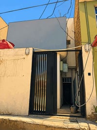بيت طابق ونص منطقه الأساتذة گفه مول جوهره العرب  يبعد عن شارع 60.  بيت...