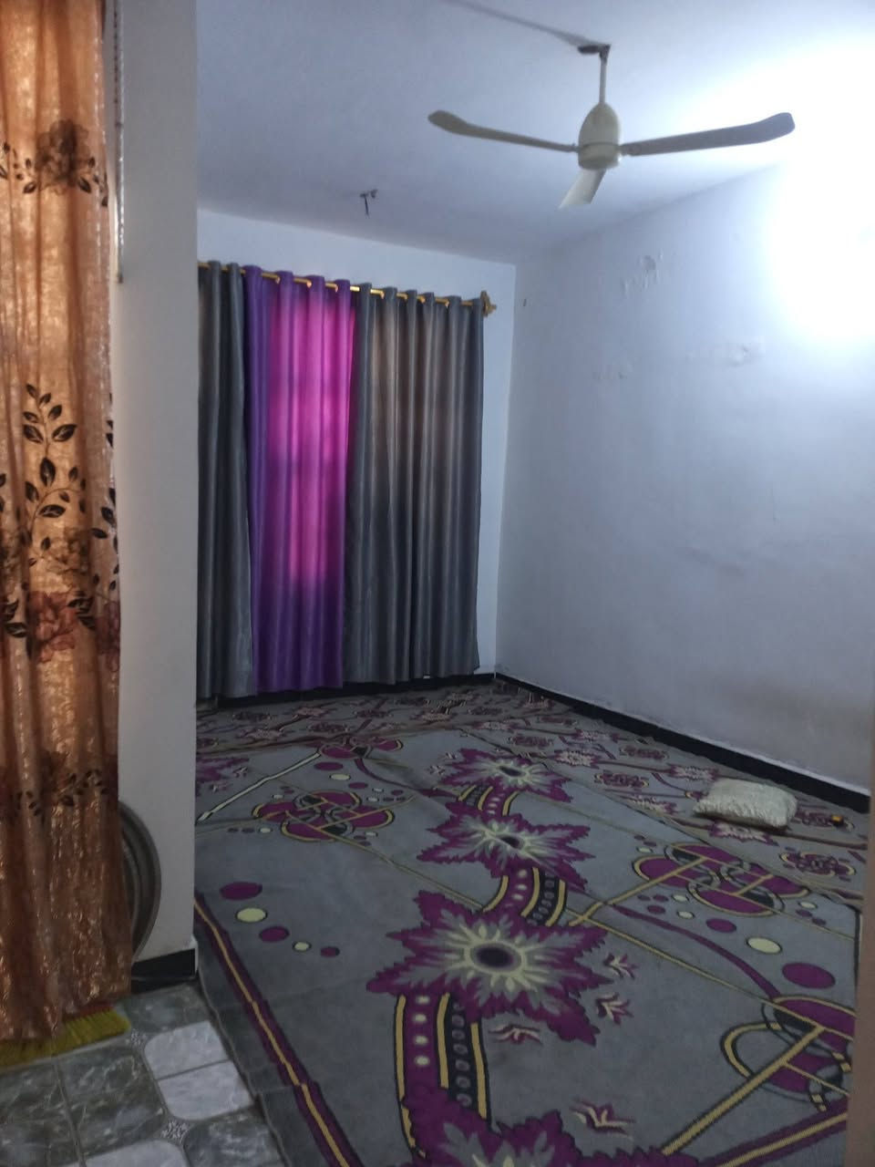 السلام عليكم بيت للبيع الحسينيه الراشديه بدايه مسقط شارع ابو مهند البيت على ساحه البيت طابق ونص بيت كامل مكمل مجاري تبليط انترنت بيع او مراوس رقم التليفون***********
