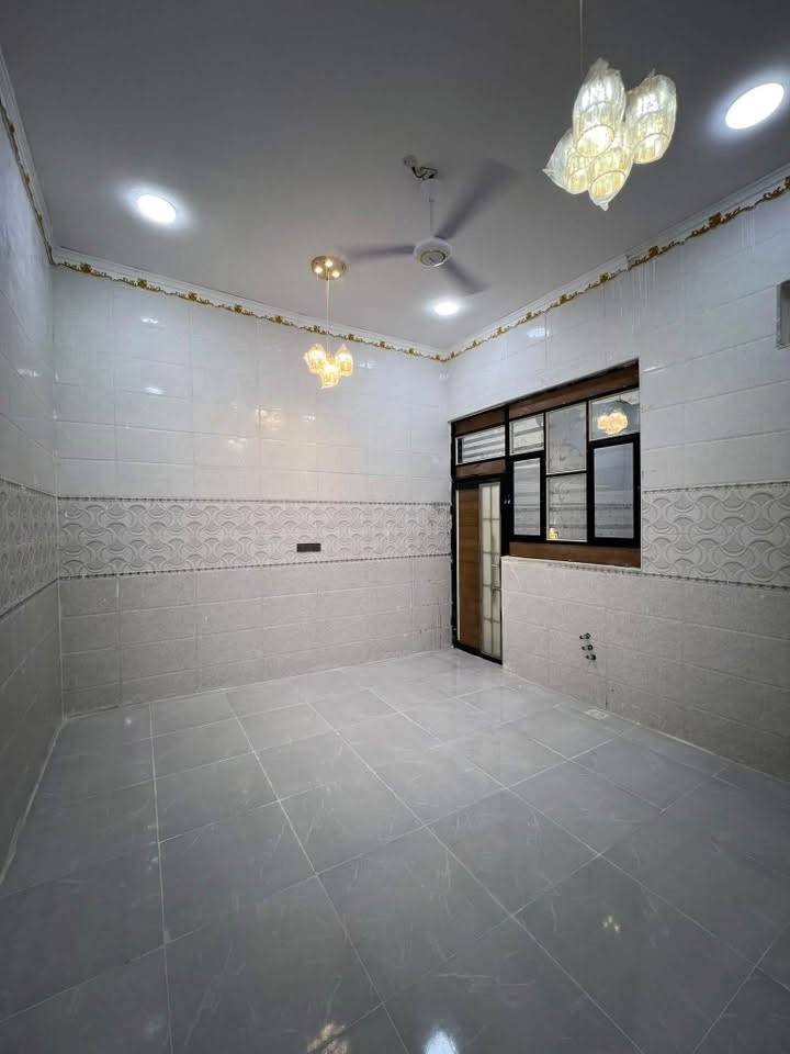 دار للبيع بمساحه 280 متر مربع
 طابو ملك صرف زراعي سند 25 
وكاله ومكاتبه ونسخه طابو وتتكاتب وي صاحب الارض مباشرة

البيت بناء 2026 تستلمه مفتاح وجاهز للسكن
يحتوي على 3 غرف نوم مساحه 4*5 

صاله واسعه 5*10
 
استقبال 4*8

مطبخ 4*6 

كراج مع حديقه ومجموعة صحيات داخليه وخارجيه 
منطقه كامله الخدمات ومرتبه

العنوان بصرة ابو الخصيب حمدان قريب لطريق الفوك

السعر 118 مليون وبي مجال

للاستفسار اكثر *********** #ابوتبارك
