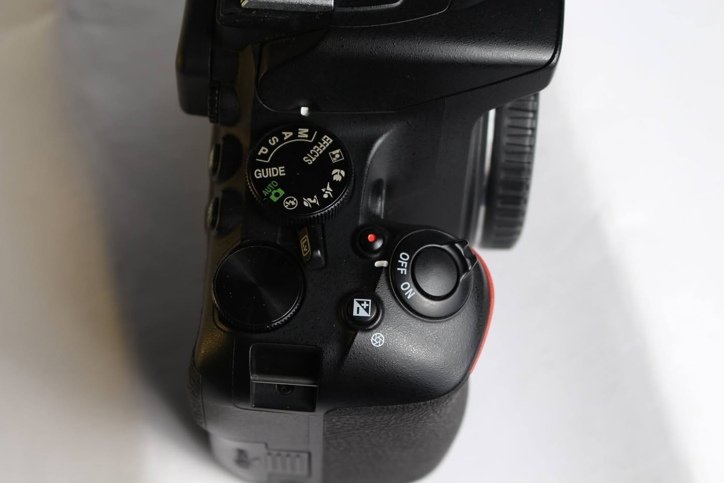 كاميرا Nikon d3500 للبيع فقط كاميرا تعتبر open box ملحقاته عدسة الاصلية رام 32 و بطارية و شاحنه و جنطة
كاميرا Nikon d3500 للبيع فقط كاميرا تعتبر open box ملحقاته عدسة الاصلية رام 32 و بطارية و شاحنه و جنطة مضادة للماء و صدمات السعر بالخاص ابيع بأعلى سعر نضافة الكاميرا الصور تحچي للتواصل ***********

نص مكتوب في الصور:
- D3500 Nikon DSLR Camera كاميرا DSLR خفيفة الوزن للبدء في عالم التصوير الاحترافي أهم المميزات خفيفة الوزن وسهلة الحمل جودة صورة عالية بألوان طبيعية وتفاصيل دقيقة وضع الإرشاد الذكي لتعلم التصوير بسهولة تصوير فيديو بدقة عالية 1080p توافقية مع عدسات Nikon F (مجموعة واسعة من العدسات) واجهة مستخدم بسيطة وسهلة الاستخدام أداء ممتاز في الإضاءة المنخفضة محتويات العلبة حزام الكتف كاميرا Nikon D3500 ( جسم فقط ) مواصفات الكاميرا نوع الكاميرا DSLR (أحادية العدسة العاكسة الرقمية) حساس الصورة APS-C (DX) CMOS بدقة 24.2 ميجابكسل معالج الصور EXPEED 4 نطاق حساسِية الضوء (ISO) 100 - 25600 (قابل للتوسيع حتى (51200) التصوير المتواصل حوالي 5 لقطات في الثانية (عند التصوير بصيغة (JPEG) نظام التركيز التلقائي 11 نقطة تركيز تلقائي (بما في ذلك نقطة نوع Cross) شاشة العرض شاشة LCD مقاس 3.0 بوصة (بدقة 921,000 نقطة) دقة الفيديو Full HD (1920x1080) بمعدل 60/50/30/25/24 إطاراً في الثانية منفذ الذاكرة SD / SDHC / SDXC (يوجد فتحة واحدة) البطارية EN-EL14a (تدوم حتى حوالي 1550 صورة لكل شنة) الوزن (مع البطارية والذاكرة) حوالي 415 غرام الأبعاد 70 × 97 × 124 مم Nikon