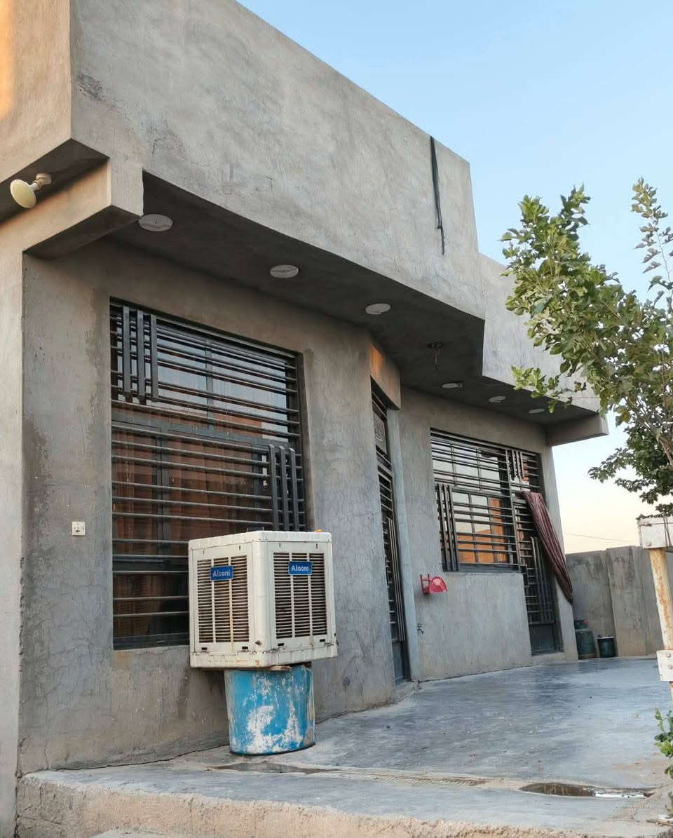 بيت للبيع - بمساحة إجمالية واسعة وموقع ممتاز
المساحة الكلية للأرض: 560متر مربع. 
مساحة البناء (البيت): 180 متر مربع.
​🔹 تفاصيل وتقسيم البيت الداخلي:
​غرف النوم: يحتوي البيت على (3) غرف نوم واسعة وبمساحات  (قياس كل غرفة 5 *5 متر).
​ أيضاً يحتوي على استقبال ضيوف بمساحة 8*5 متر
وصالة بمساحة 8*5 متر
ومطبخ بمساحة 7*5
​🔹 يحتوي أيضاً 
​حديقة أمامية:   بمساحة 10 متر 
و​حديقة : بمساحة 210 متر مربع
​كراج خاص للسيارة :
​
​العنوان/ [ بغداد بسماية ]
مقابل قاعه الامام علي 
سعر ١١٥بي مجال تواصل 
***********
