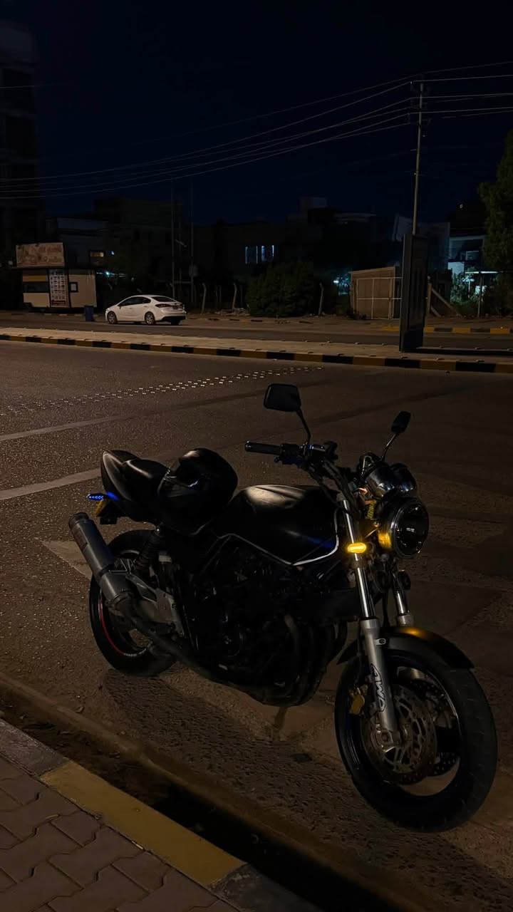 سلام عليكم للبيع cb400 سيبي فور 
جيل ثاني 16 ولف مرقمه مشروع وطني يعني بكل المحافظات تداور سنويه مغلفه ppf يم عمر الوشام دراجه حيل نشطه مابيها اي نقص والمكينه حيل ناعمه وصفر حماوه بعز الظهر تطلع بيها ومتحمه مكاني نجف السعر 2100 وبيها مجال بسيط تواصل رقم واتساب او خط ***********‬

