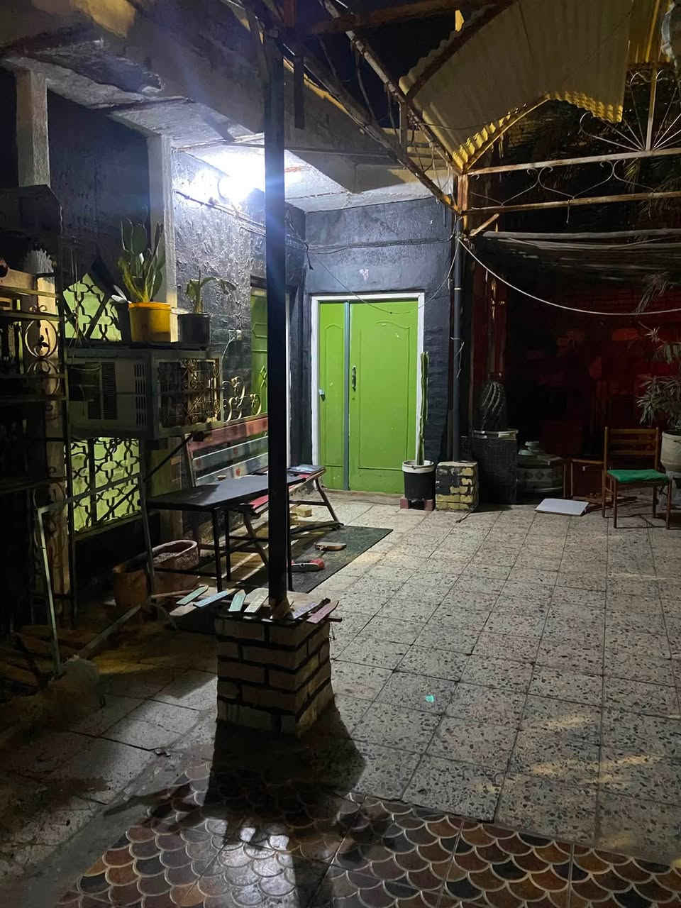 بيت للايجار ركن مساحة ٣٠٠ م٢ بحي الشهداء شارع مكتب الغاز كبال المدارس يحتوي على غرفتين وصالة وطرمة جبيرة وحديقة للاستفسار خاص او على الرقم 
***********
