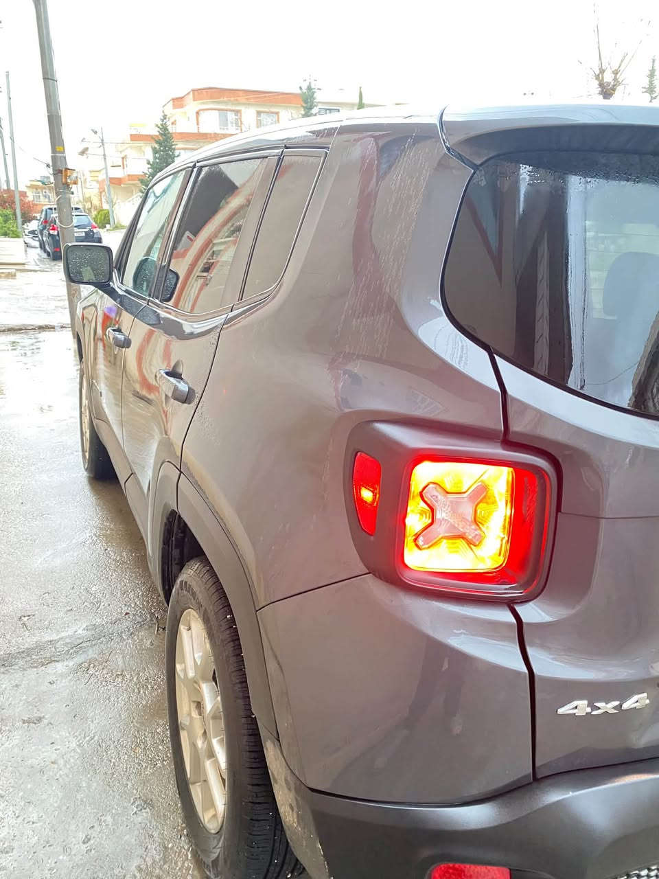 Jeep Renegade 2023
جێب رينگارد 

مۆدێل (٢٠٢٣) 

چوار پستۆن

نرخ: ( ١٢٥ )وەرەقە — کەمێک مەجال 

• تەنها دەرگای دواوەی لای سەکن بۆياخە  .

• شاسی و ئێرباگ: پێش و پاشی کەپسە، بە شەرت ئێرباگی نەتەقیوە.

• دوو پەلە قوپاوی بچووکی بە دەرگای دواوەیەتی (لە سەر شەحن).

• سیستەمی دەبڵ ئەکسل: Double Axle، سێ مۆدی لێخوڕینی هەیە بۆ (بەفر،قور و شاخ).

.برێک بەسمەيە .

. تراکشن کۆنترۆل .

.ئۆتۆ هۆڵد ( auto hold ) .

• سیستەمی سەلامەتی: خەتی جادە (Lane Assist) - خۆی پێچ دەکاتەوە.

• تەبرید: دوو زۆن (Dual Zone) - لای سایەق و سەکن بەجیا گەرم و سارد دەبێت.

• تەکنەلۆژیا: شاشە گەورە، بيلاد (Apple CarPlay) ، تەحدید سورعە (ئۆتۆکروز)، کۆنتڕۆڵی سوکان.

• بەسمەيە .(بەس شەغال نيە) 

مەرج و ئەوراق:

• سەنەوی تا ٢٠٣١ تازەیە و بە ناوی خۆمەوەیە (بە شەرتی تەحویلکردن).

• ٤ تایەی تازەی بۆ کراوە.

• ڕۆنی شەریکەی بۆ گۆڕدراوە و سێرڤسی ساڵی تەواو کراوە، هیچ مەسرەفێکی نییە.

• ڕەقەمی شاسی داندراوە.(ZACNJDB13PPP35489)

ژمارەی پەیوەندی: (***********).(***********)
