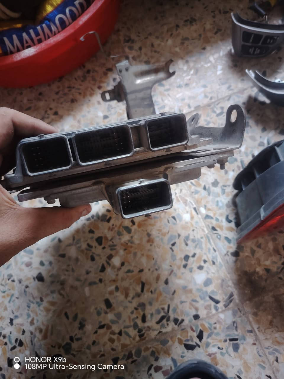 عندي عقل نيسان مورونو عنوان الموصل جانب الايمن  ***********
